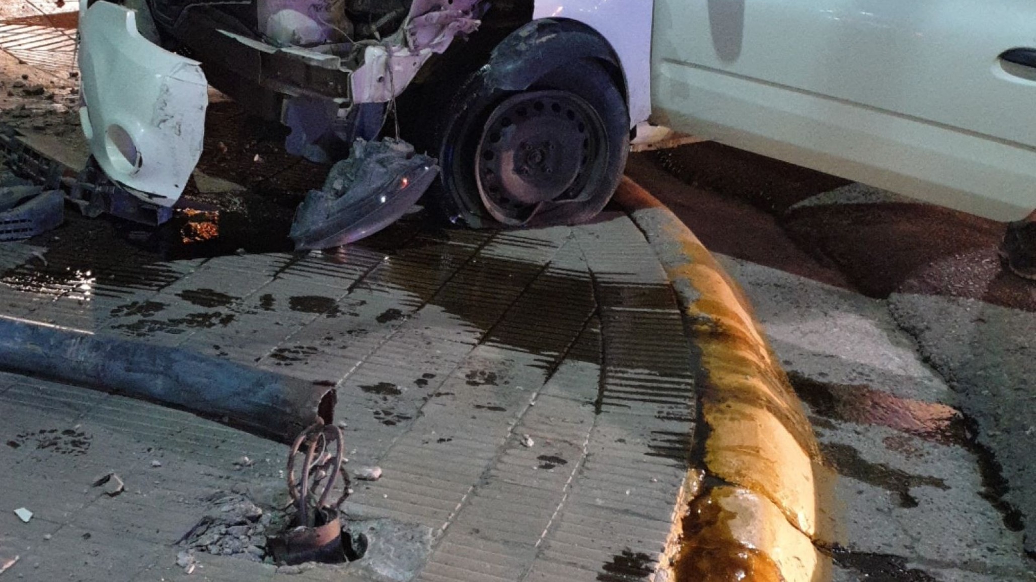 Ebrio chocó un semáforo afuera de la Catedral