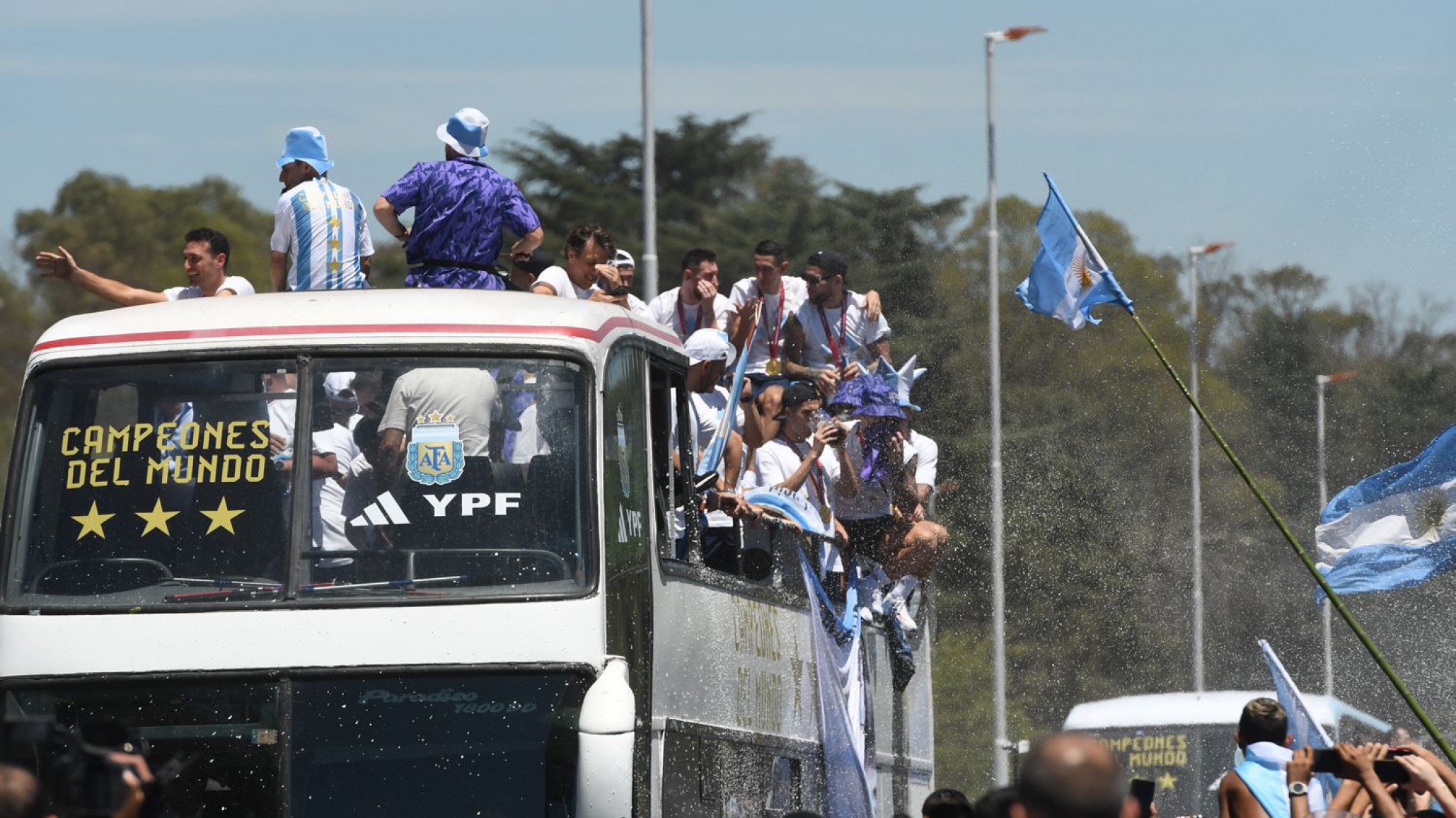La Selección argentina sobrevoló el Obelisco en helicóptero y volvió a Ezeiza