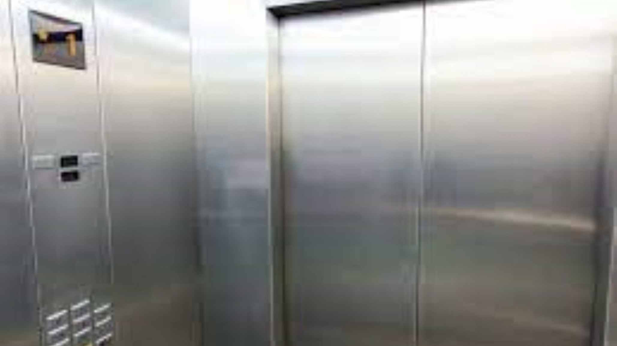 Administrador de edificio escuchó “golpeteos” en ascensor y pidió que no se use de hotel alojamiento