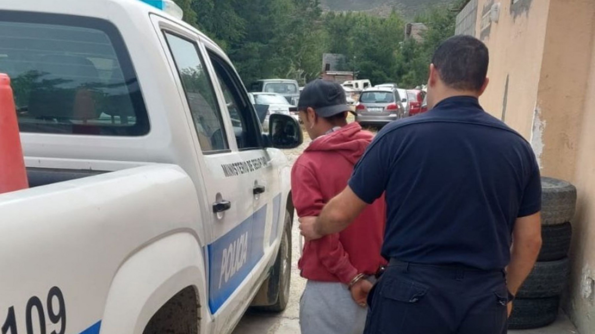 Un joven quedó detenido cuando se “colgaba” de poste de servicio eléctrico