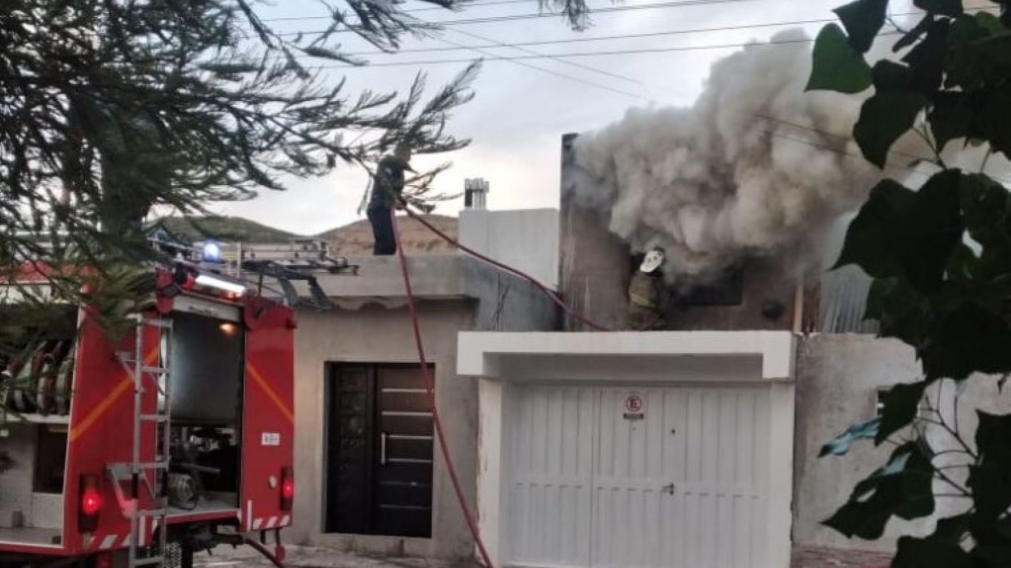 El padre de la joven que murió en el incendio quedó internado en terapia