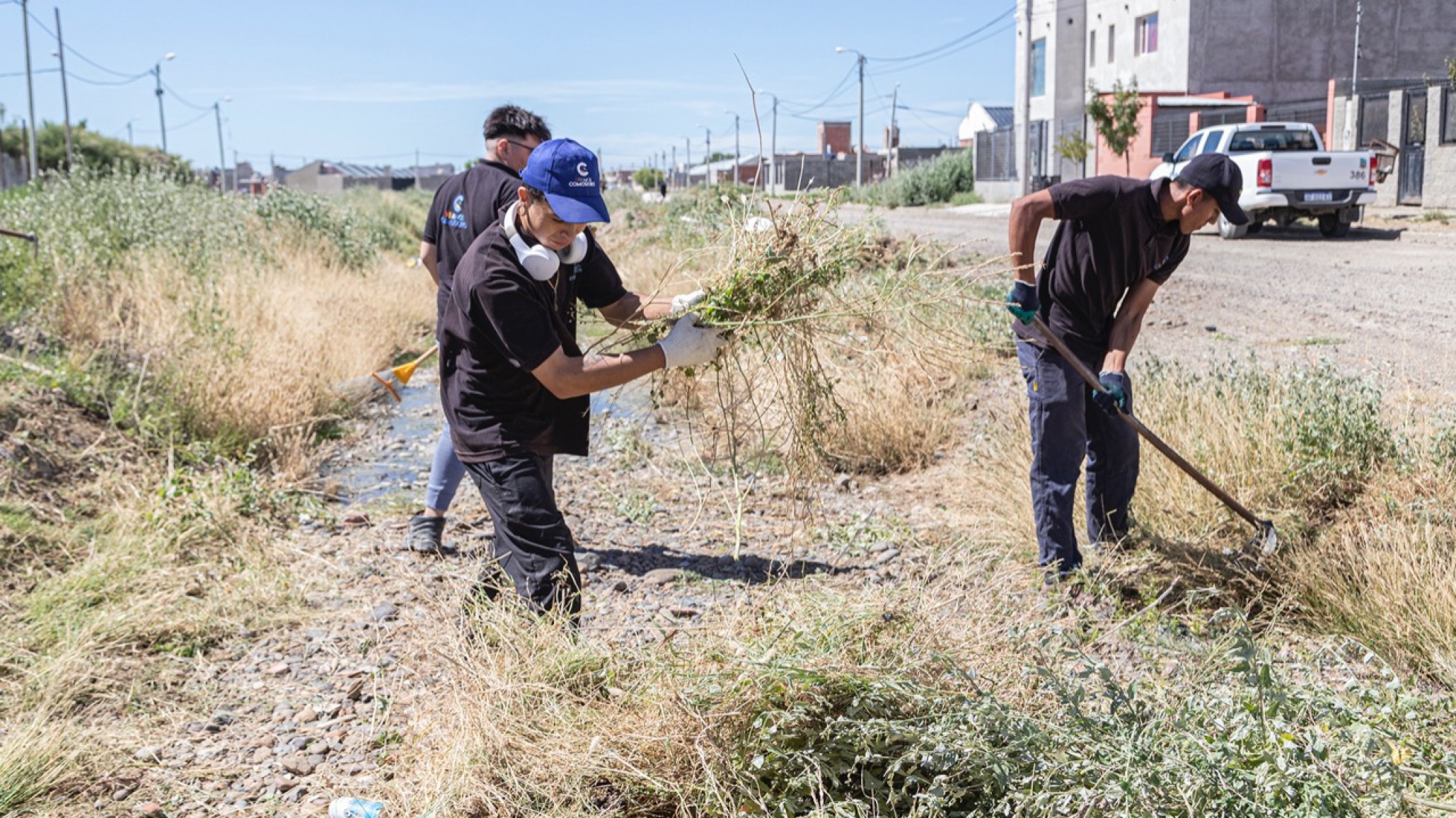 El Municipio limpió el pluvial de Kilómetro 8 luego de que vecinos denunciaran que es usado como basural