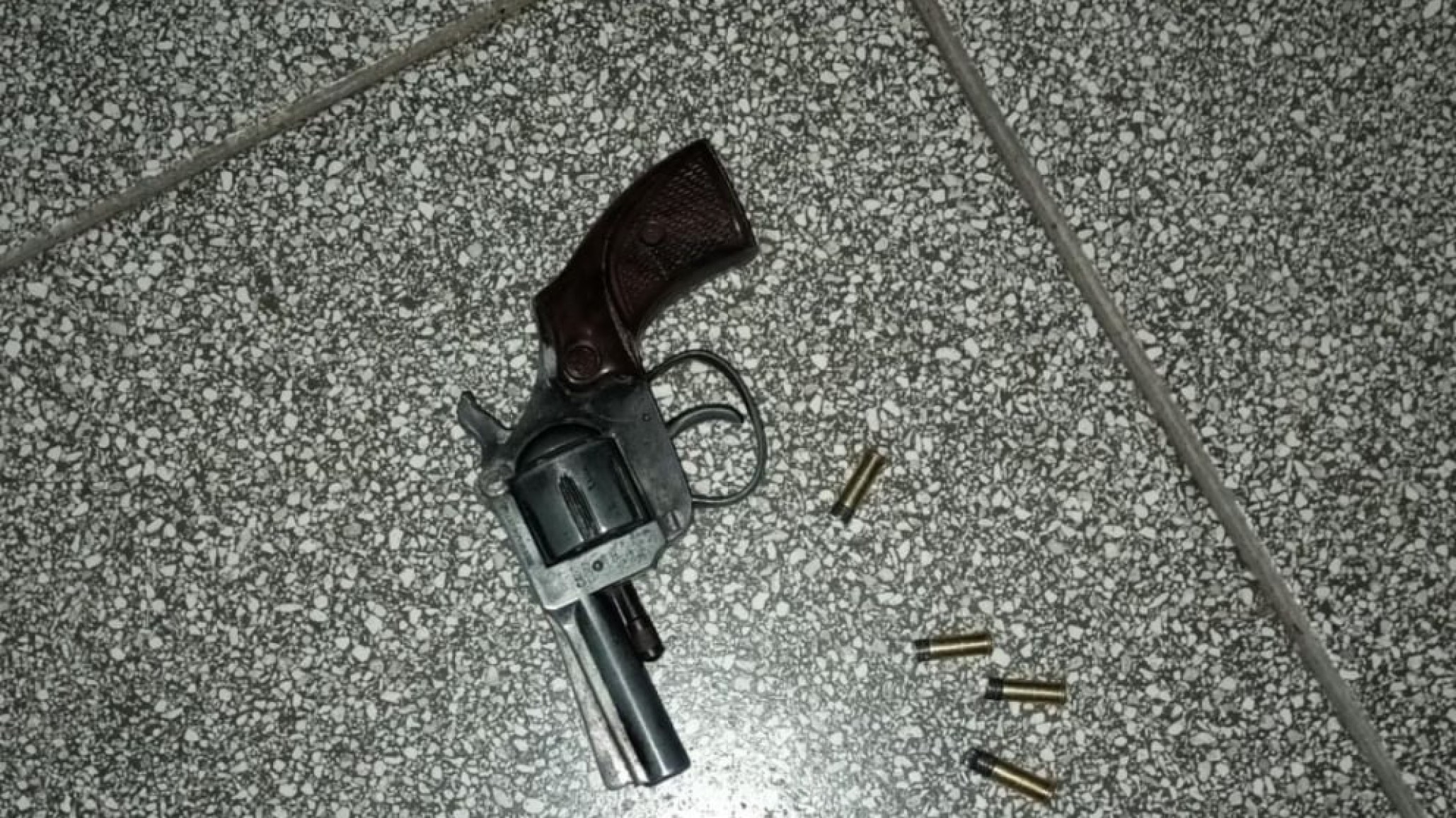 Estaba sentado en ingreso a edificio con un arma y droga