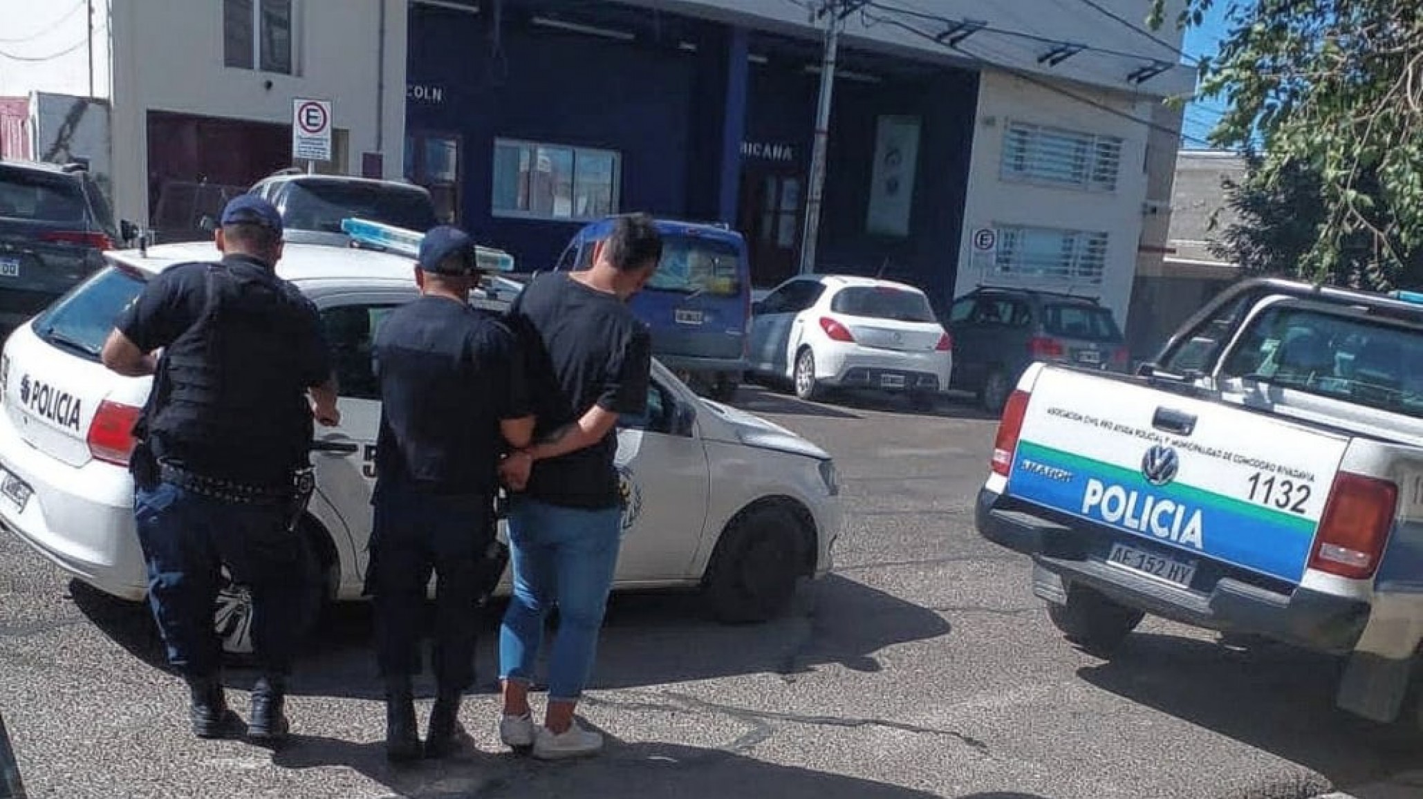 Hombre con un arma golpeó la puerta de un departamento y lo detuvieron