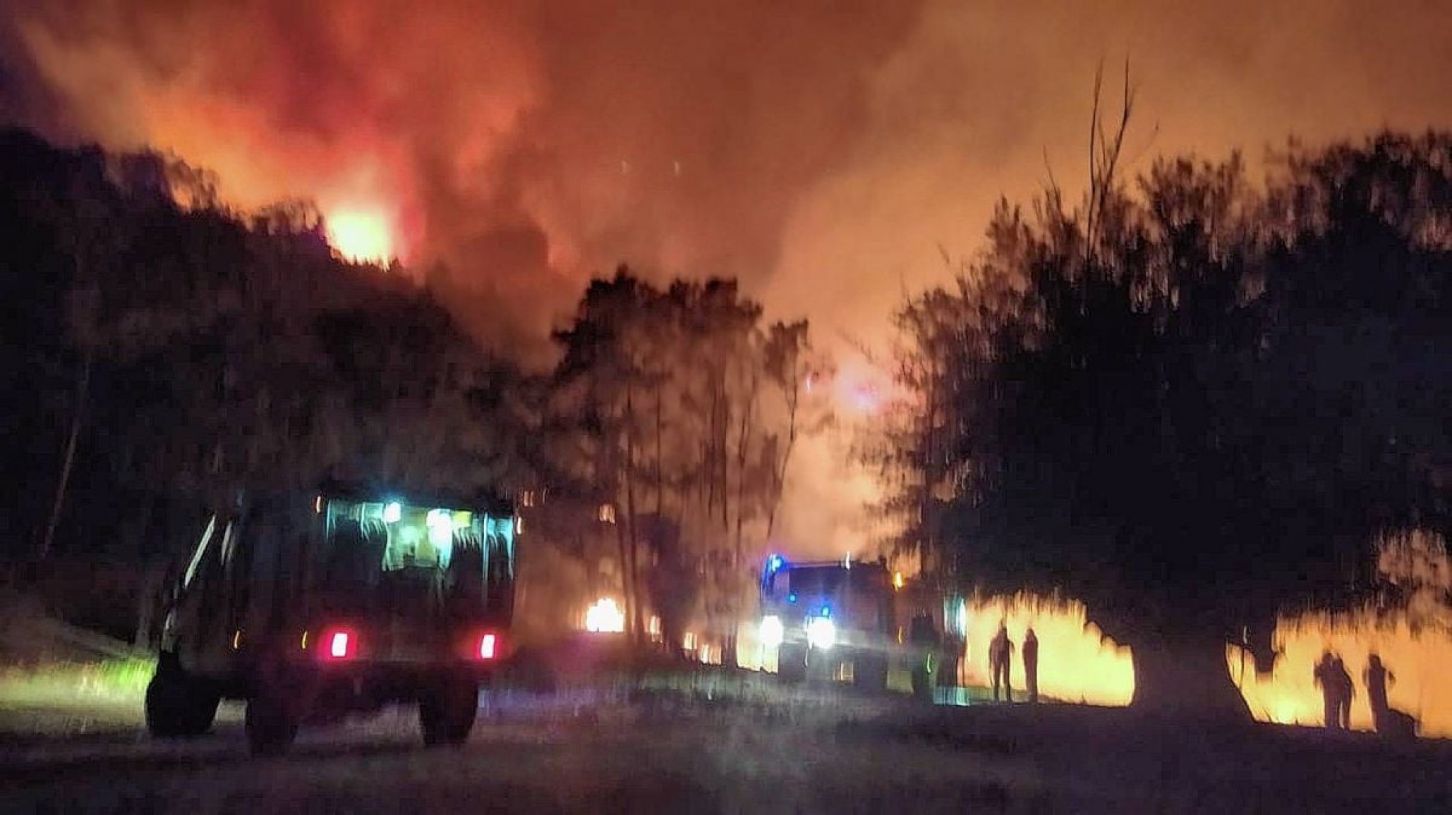 Brigadistas combaten el incendio que se desarrolla en Epuyén