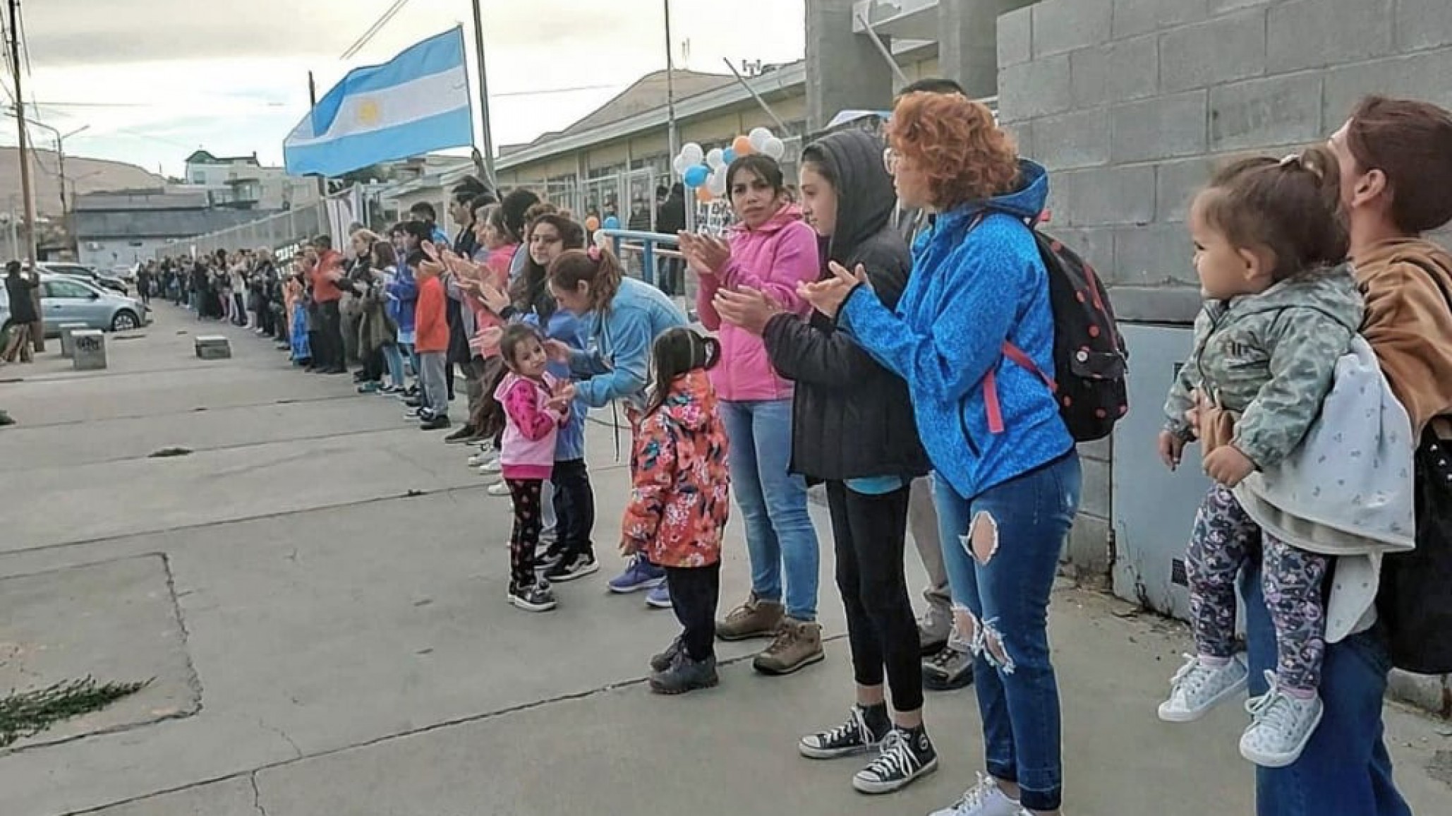 El abrazo simbólico al Colegio Biología Marina tuvo gran convocatoria