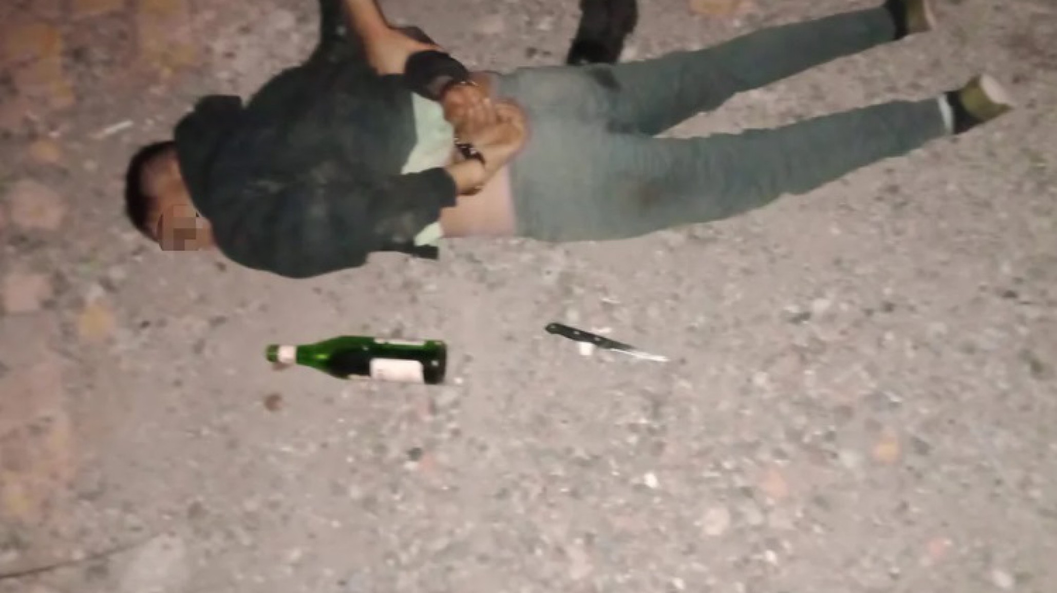 Espero a su cuñado, lo amenazó con un cuchillo y arrojó una botella