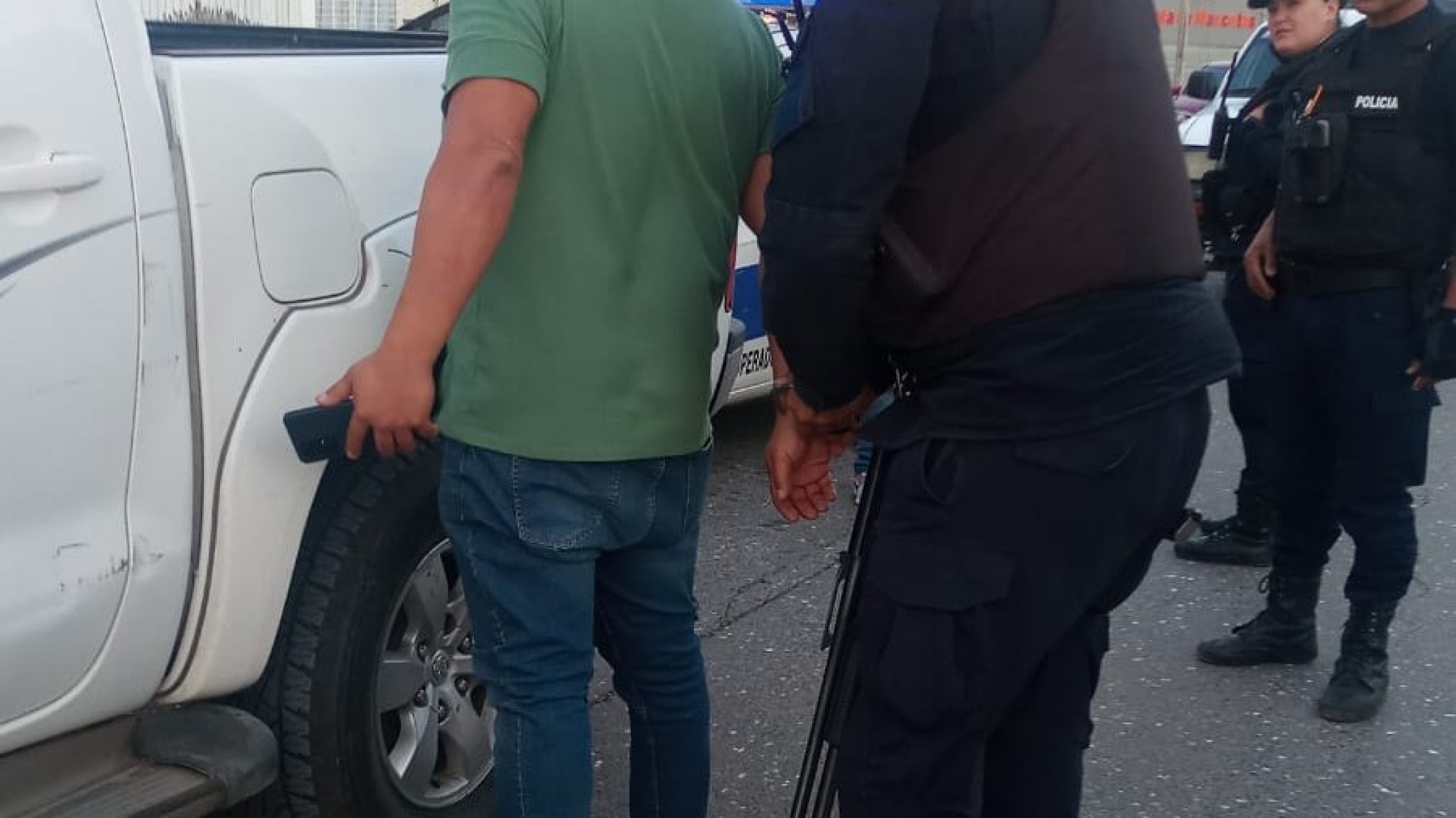 Estaba ebrio y se quedó dormido con la camioneta en marcha y en pleno semáforo