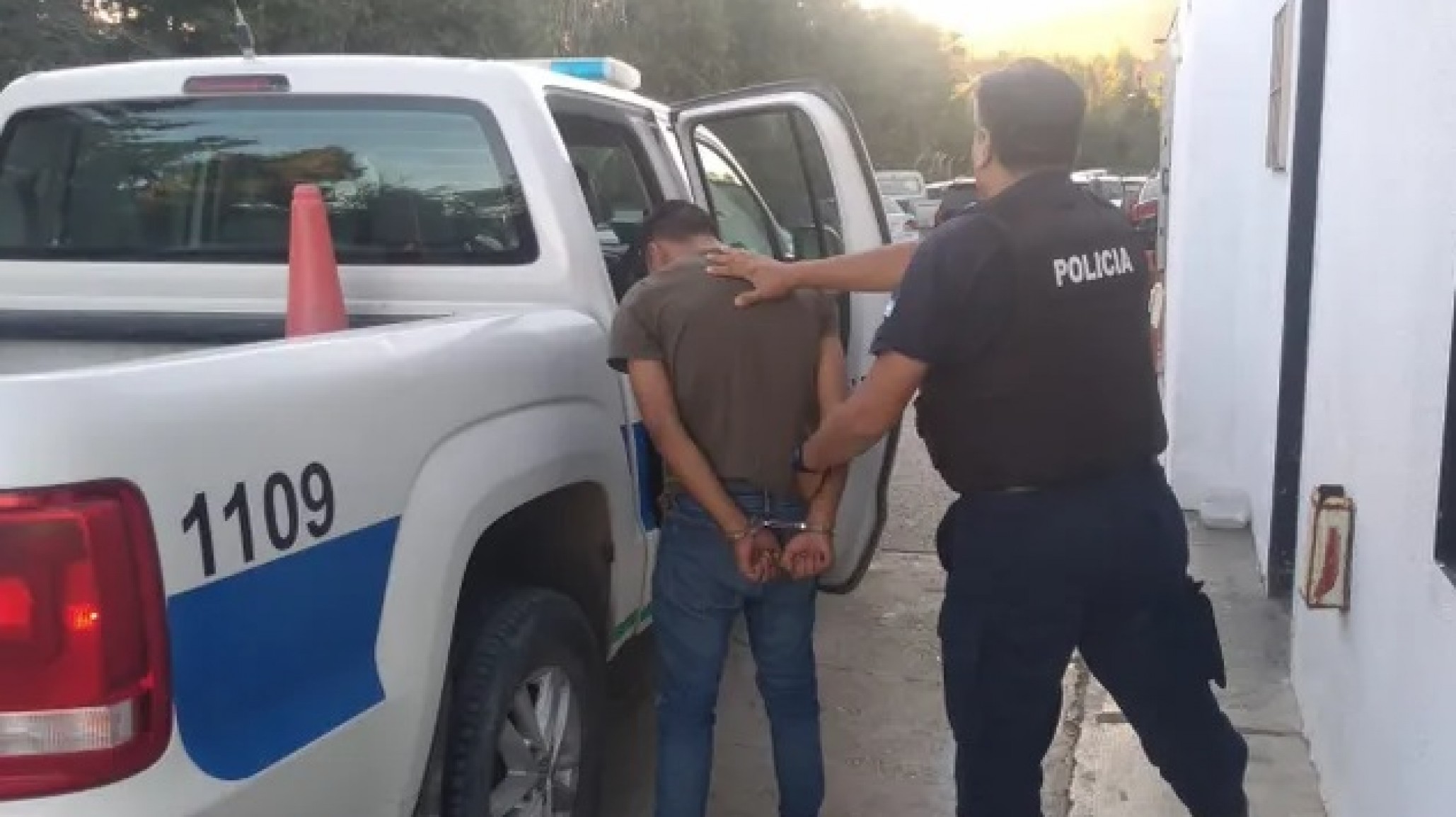 Pareja robo en un comercio y vecinos quisieron lincharlos