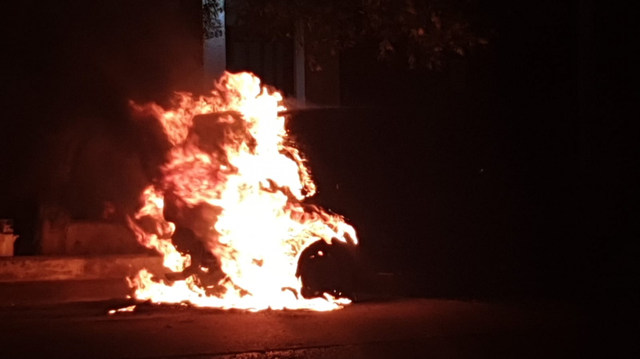 Se incendió un auto y buscan al dueño