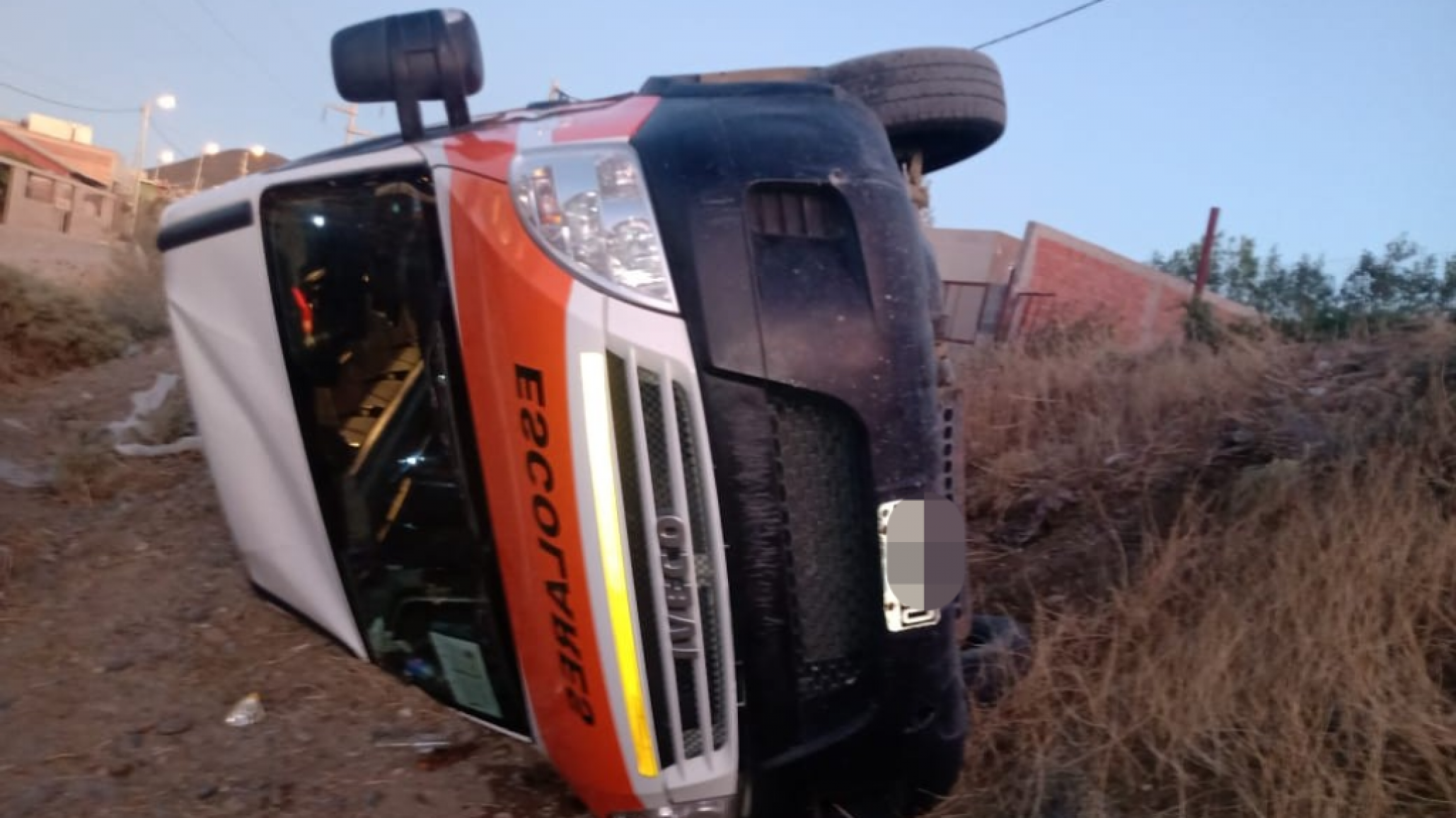 Vuelco: transporte escolar volcó en Km 12