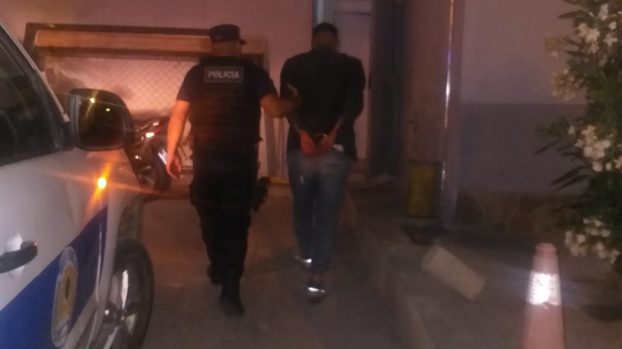 Infraganti: estaba haciendo conexiones clandestinas de luz y terminó detenido