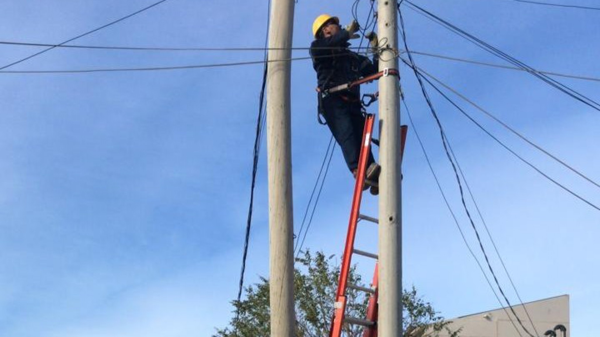 Dos hombres estaban “colgados de un poste” haciendo conexiones clandestinas