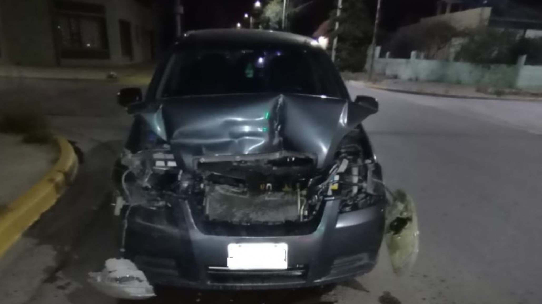 Conducía ebrio, chocó a camioneta estacionada y una menor tuvo lesiones