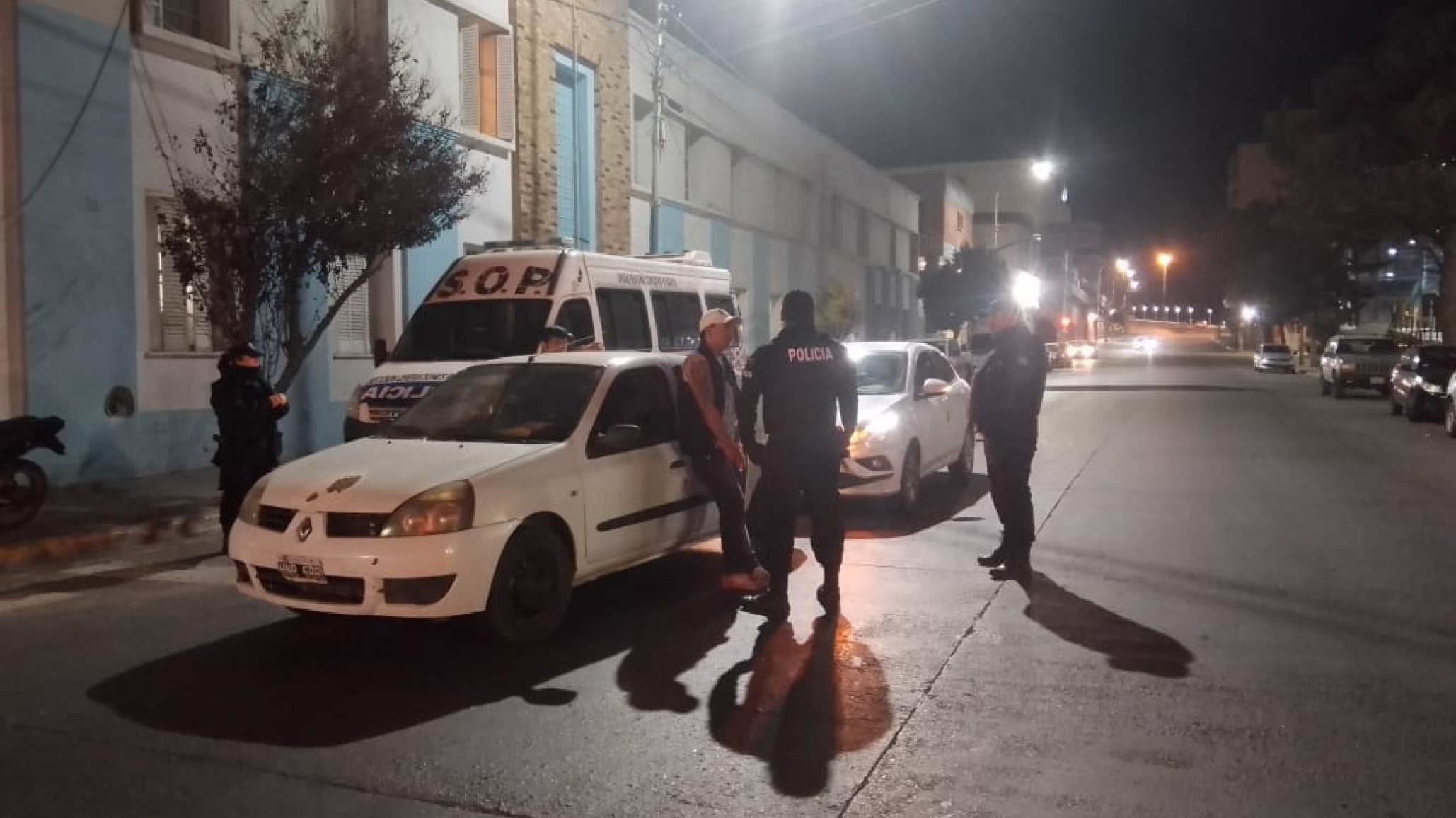 Ebrio dió marcha atrás en semáforo y chocó auto de un policía