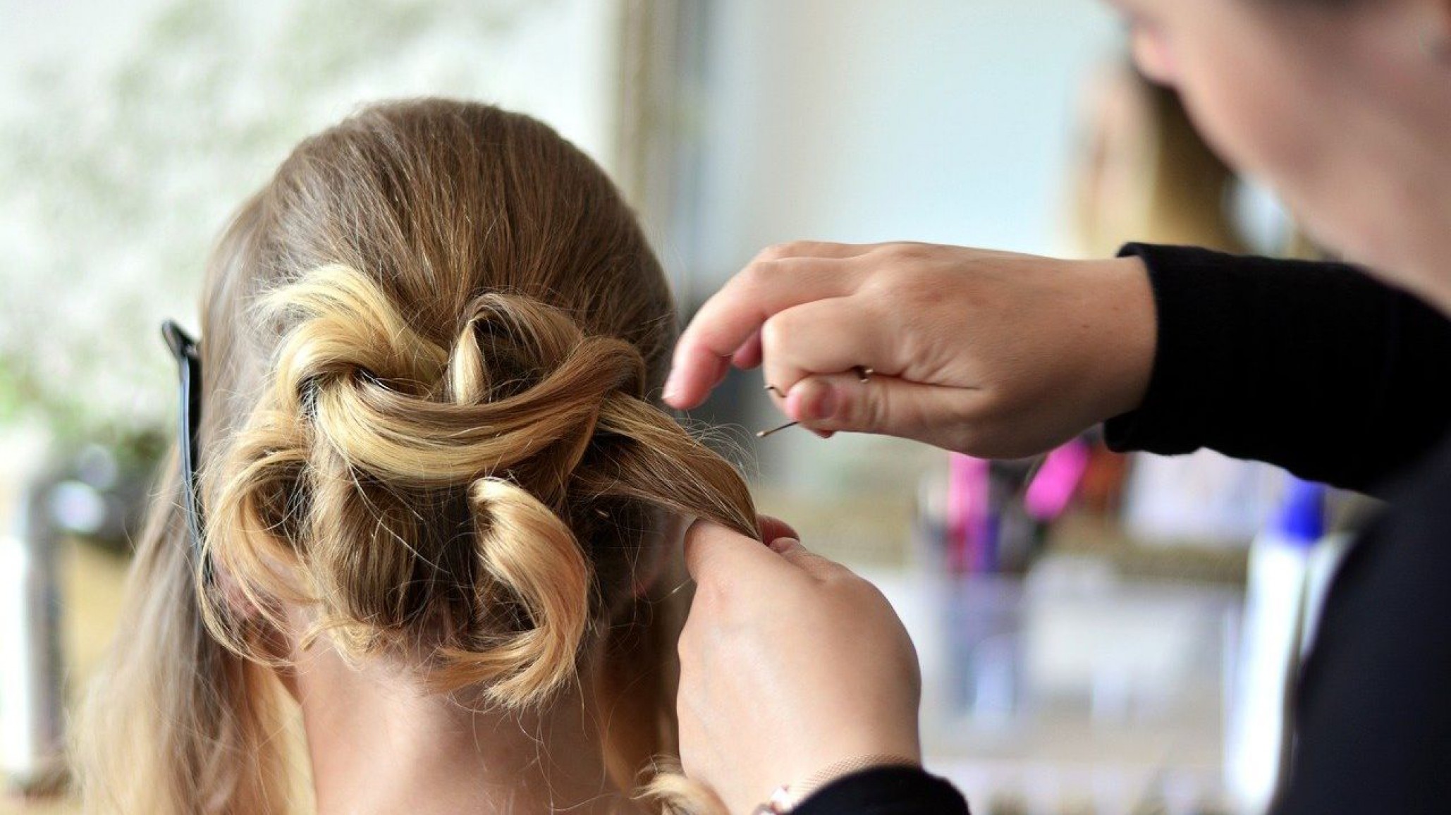 Un reconocido peluquero pide ayuda por un problema de salud
