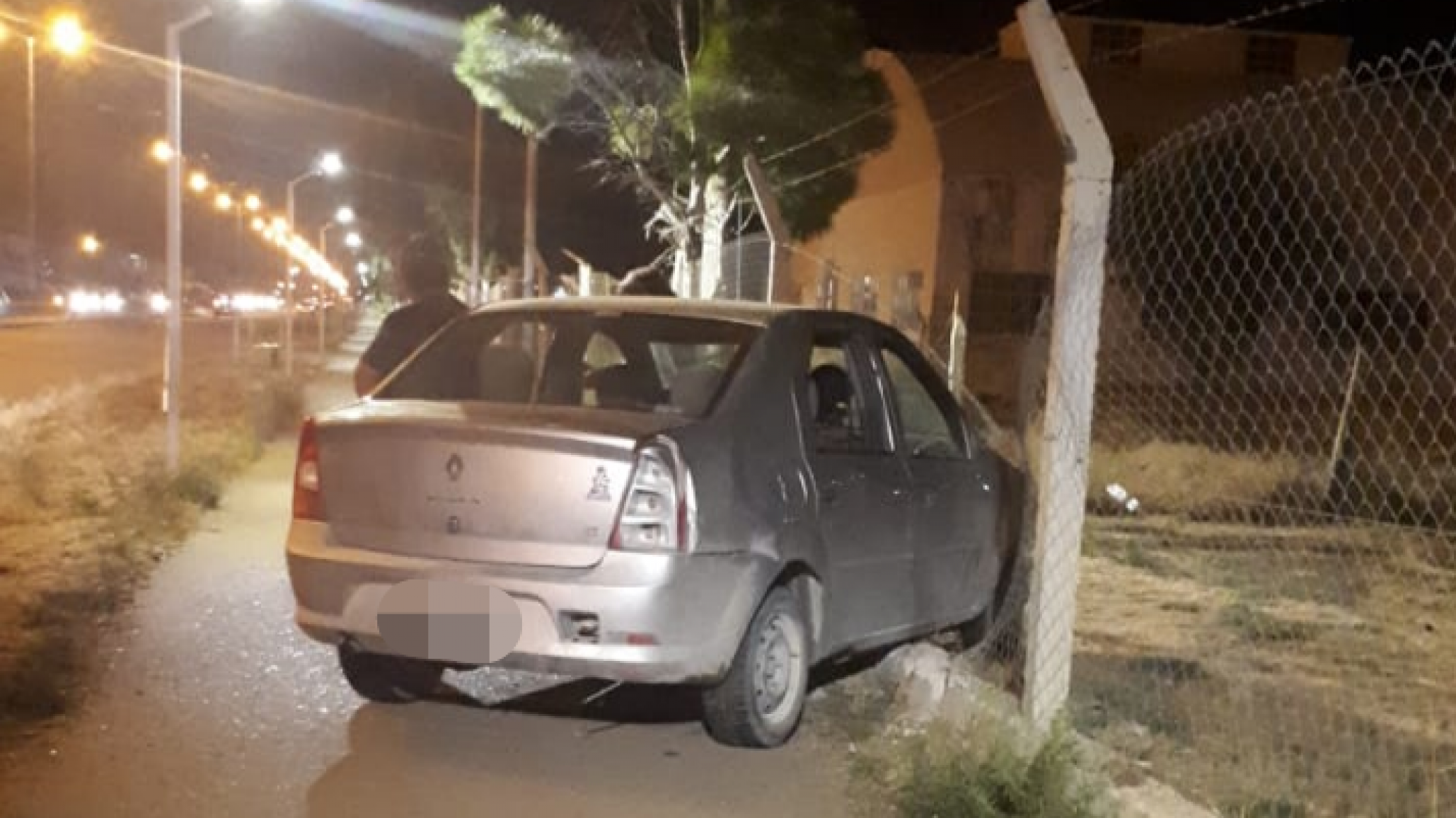 Ebrio chocó contra cerco de la Fuerza Aérea y su acompañante requirió asistencia médica