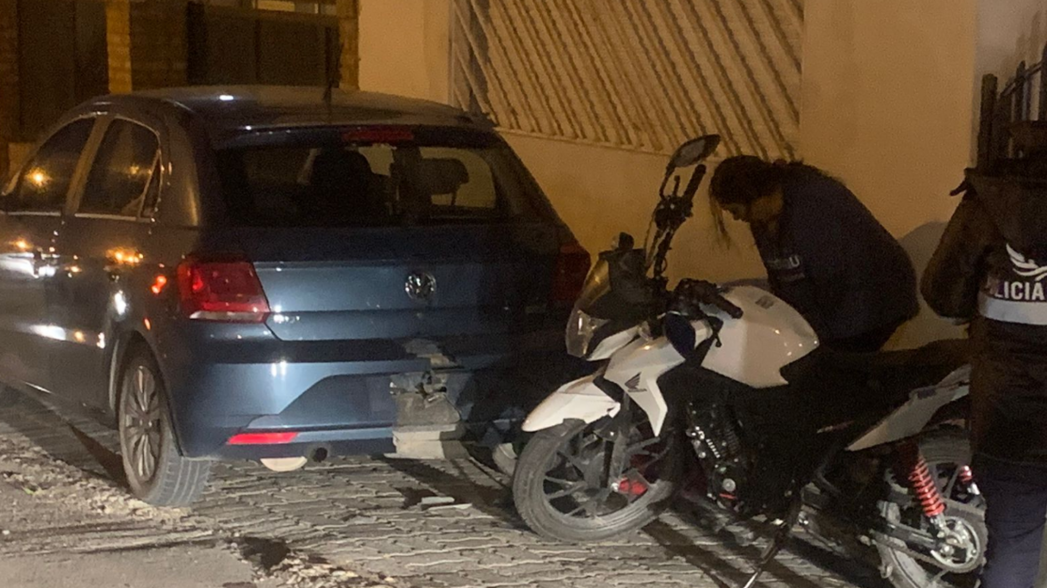 Motociclista lesionado tras chocar auto estacionado