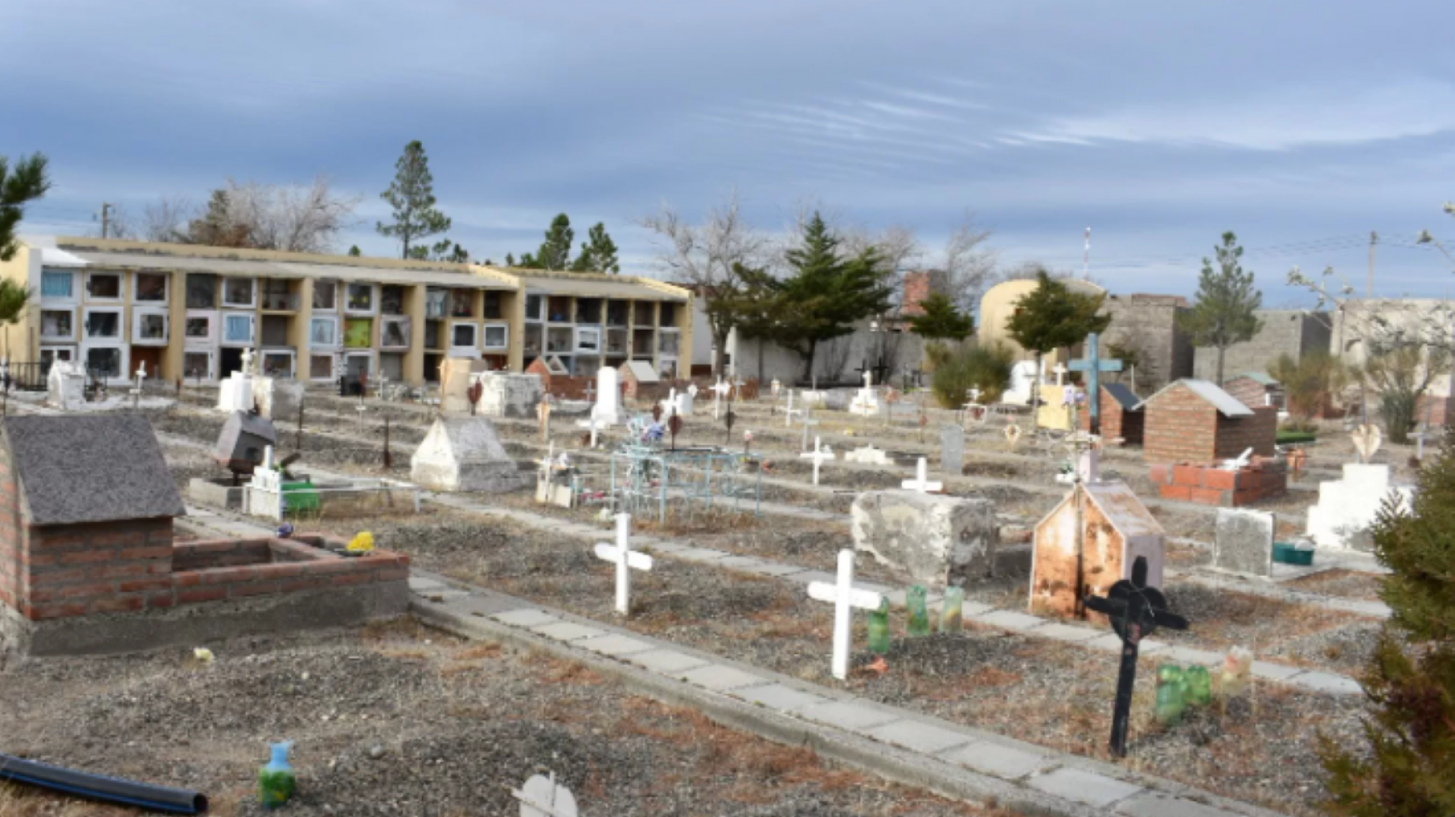 Hallaron ataúd con cuerpo de un bebé fuera del cementerio