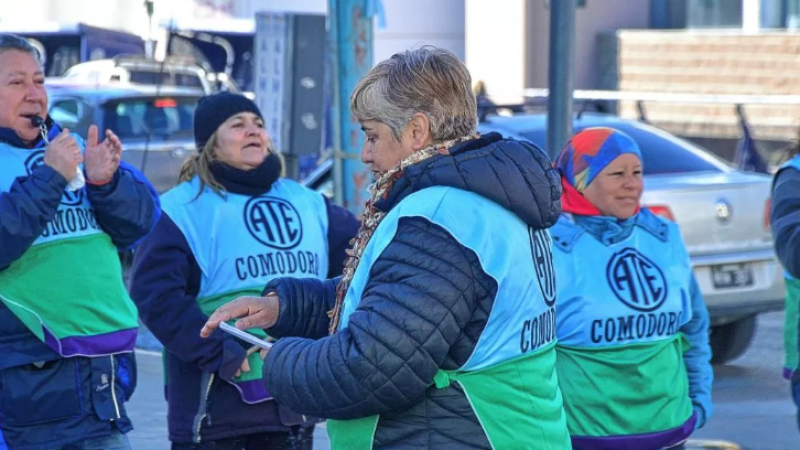 Un vehículo embistió a una trabajadora de ATE durante una panfleteada en el centro de Comodoro