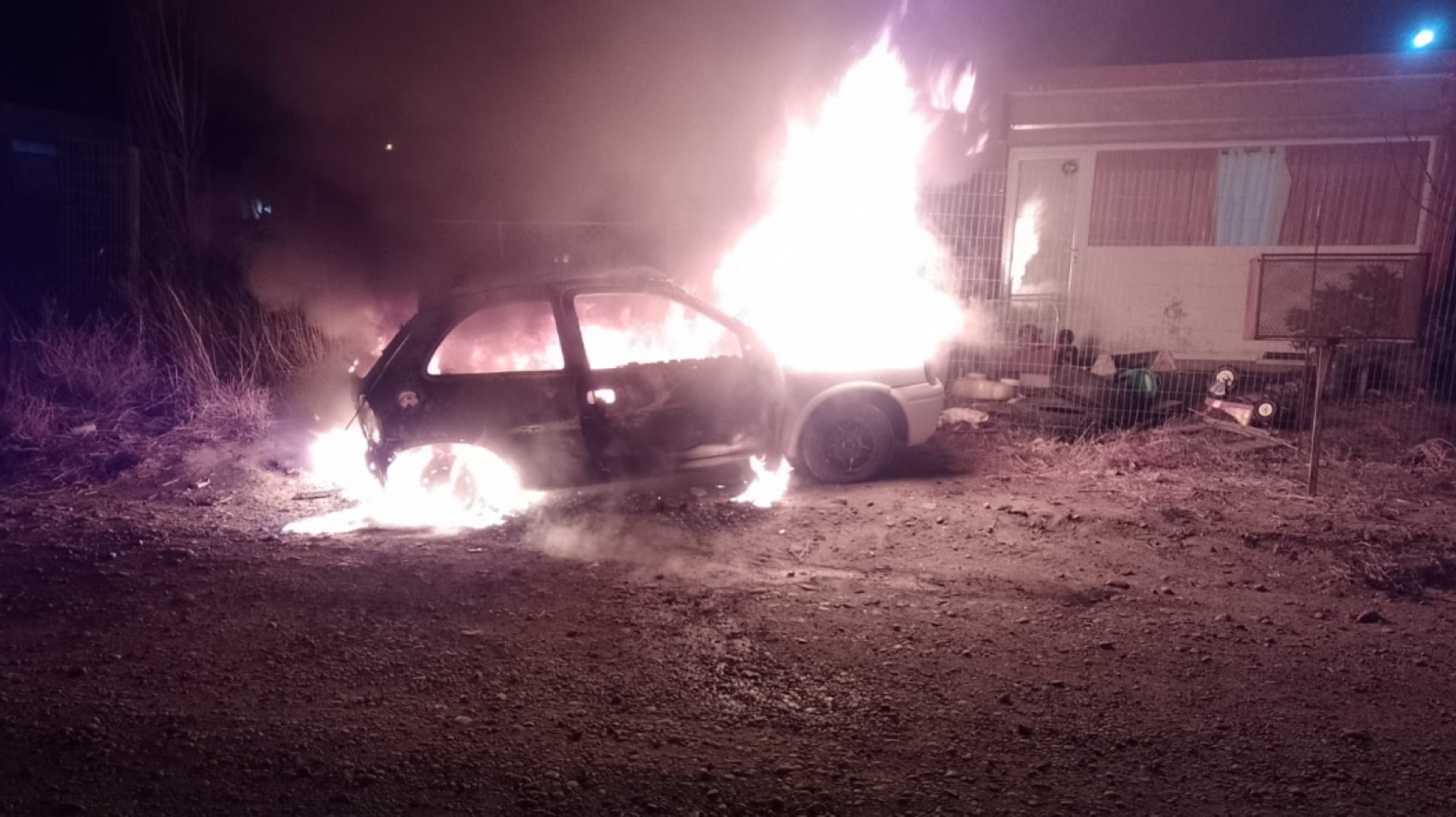 Incendio: dejó el auto estacionado afuera de la casa y quedó en llamas