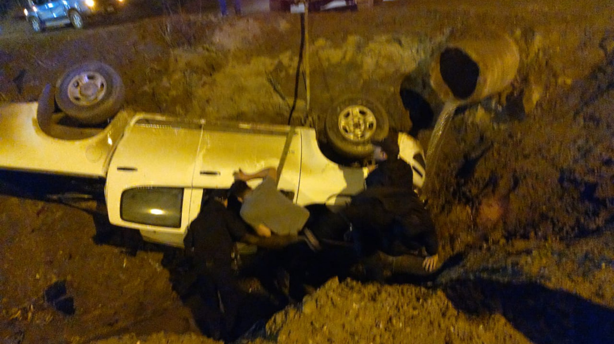 Vuelco: camioneta terminó en canal y bomberos rescataron a ocupantes