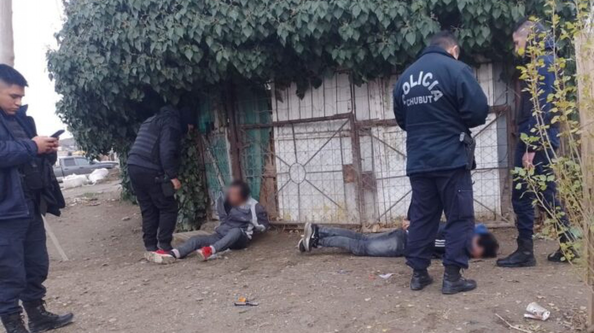 Detuvieron a un joven por asaltar a operarios de Camuzzi y a su padre por intentar que no lo apresen