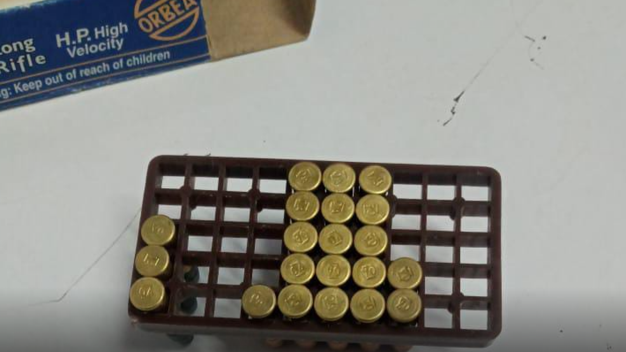 Pasajero llegó a la terminal de Comodoro con una caja de municiones calibre 22