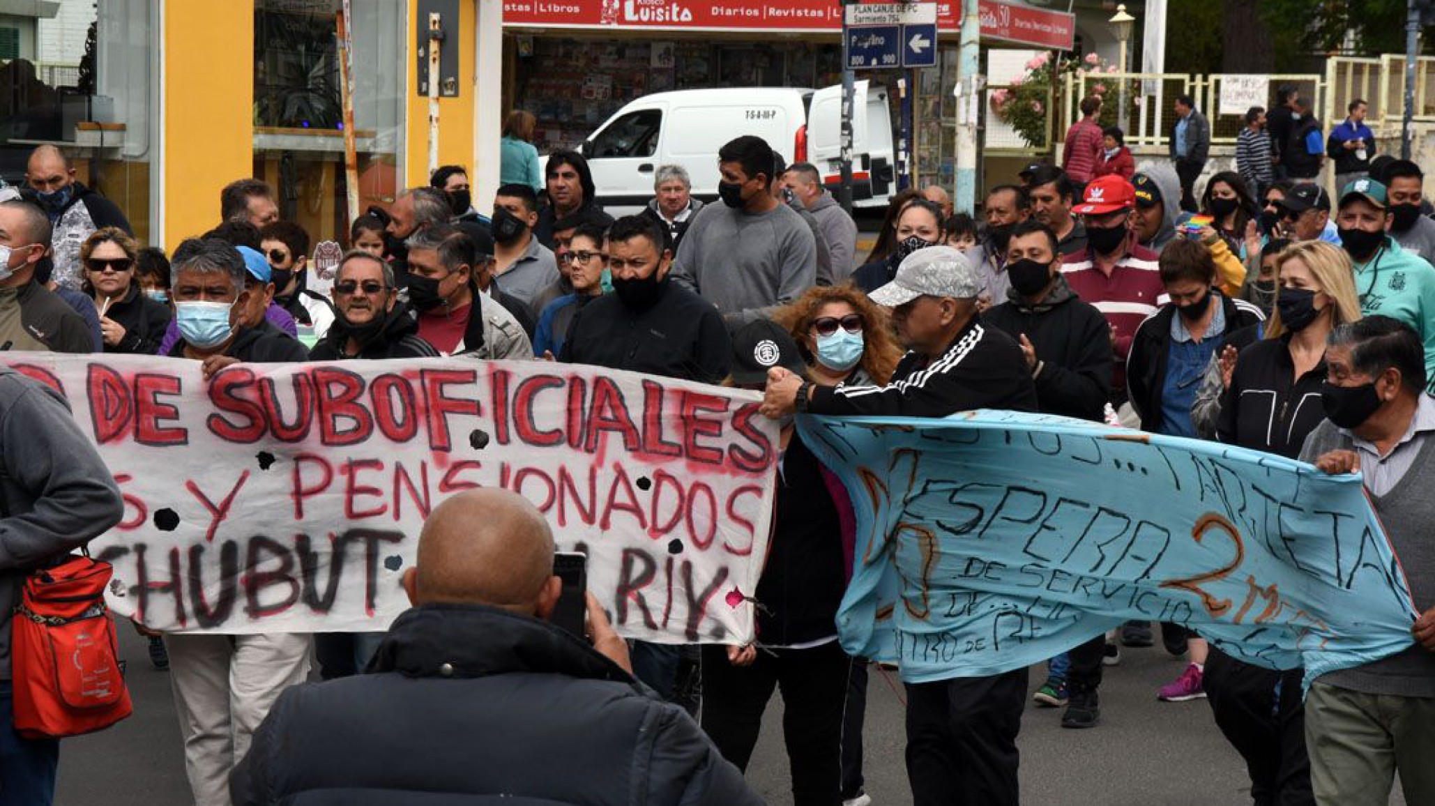 Policías y familiares se manifestaron en las rutas 3 y 39 en reclamo por un aumento salarial