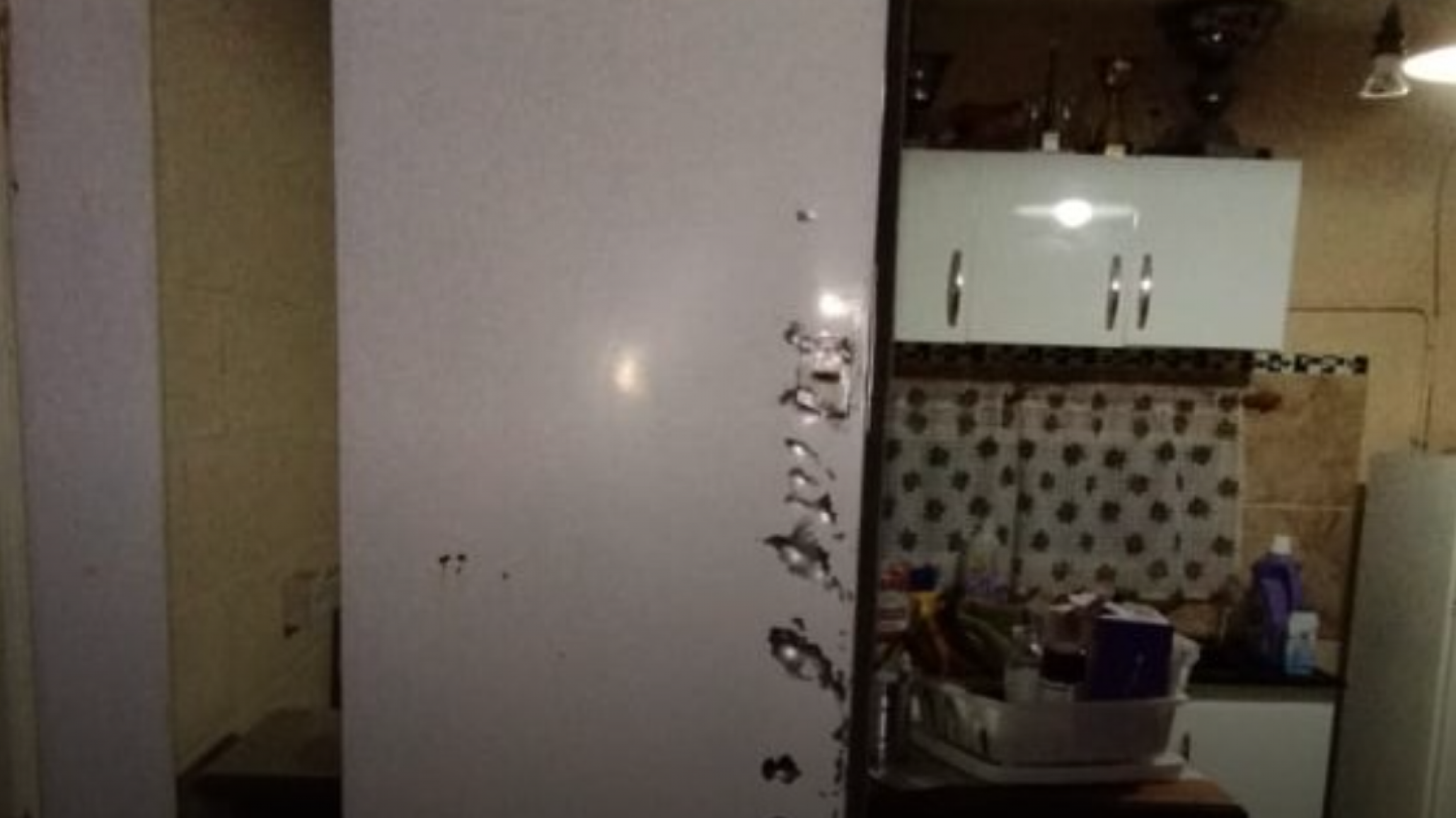 Halló un ladrón dentro de la casa, lo atrapó y le pegó