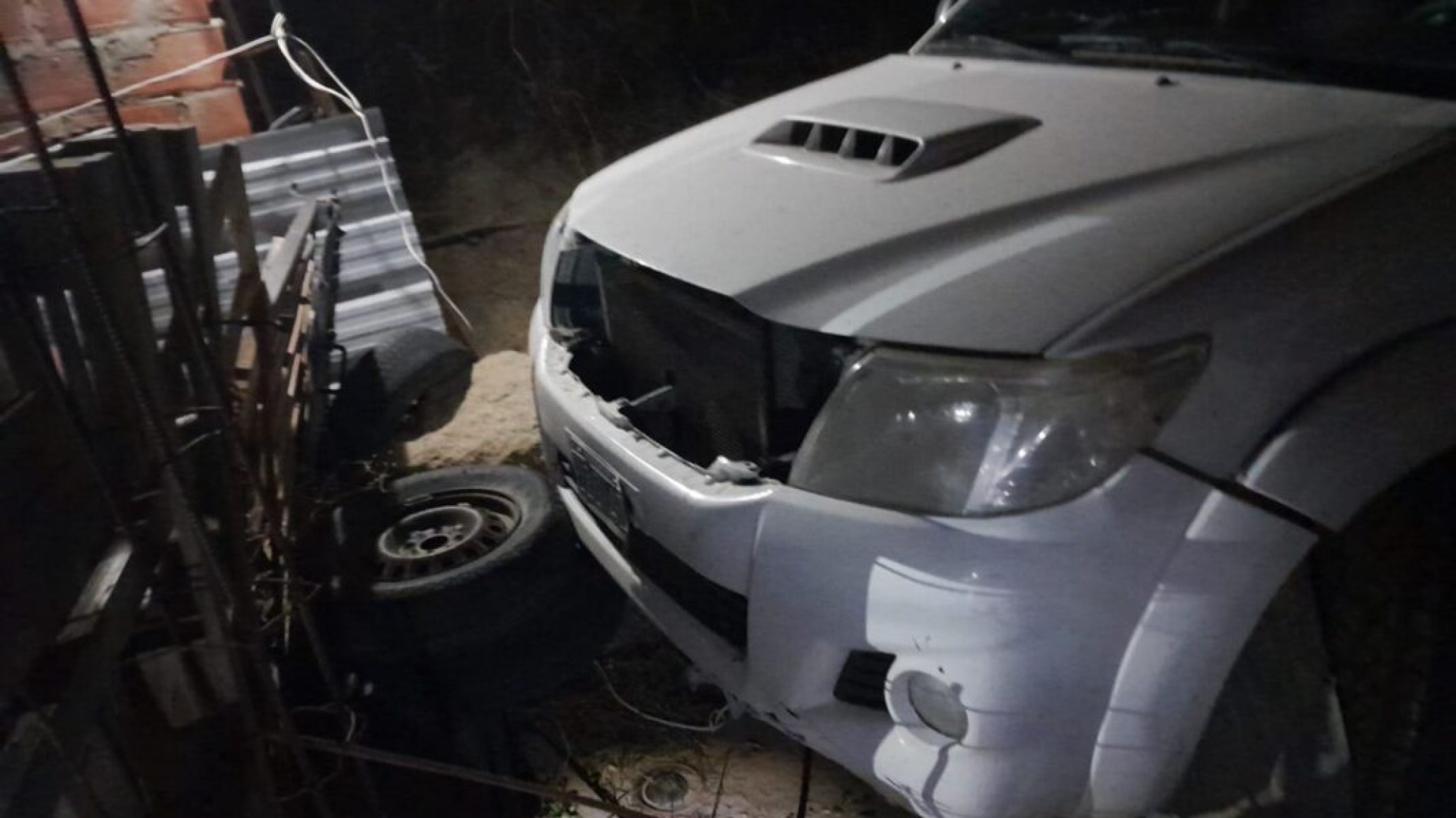 Ebrio estrelló su camioneta contra una casa
