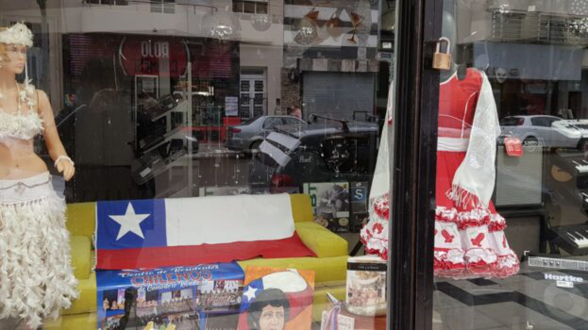 Día del Inmigrante: las colectividades ornamentan vidrieras del centro