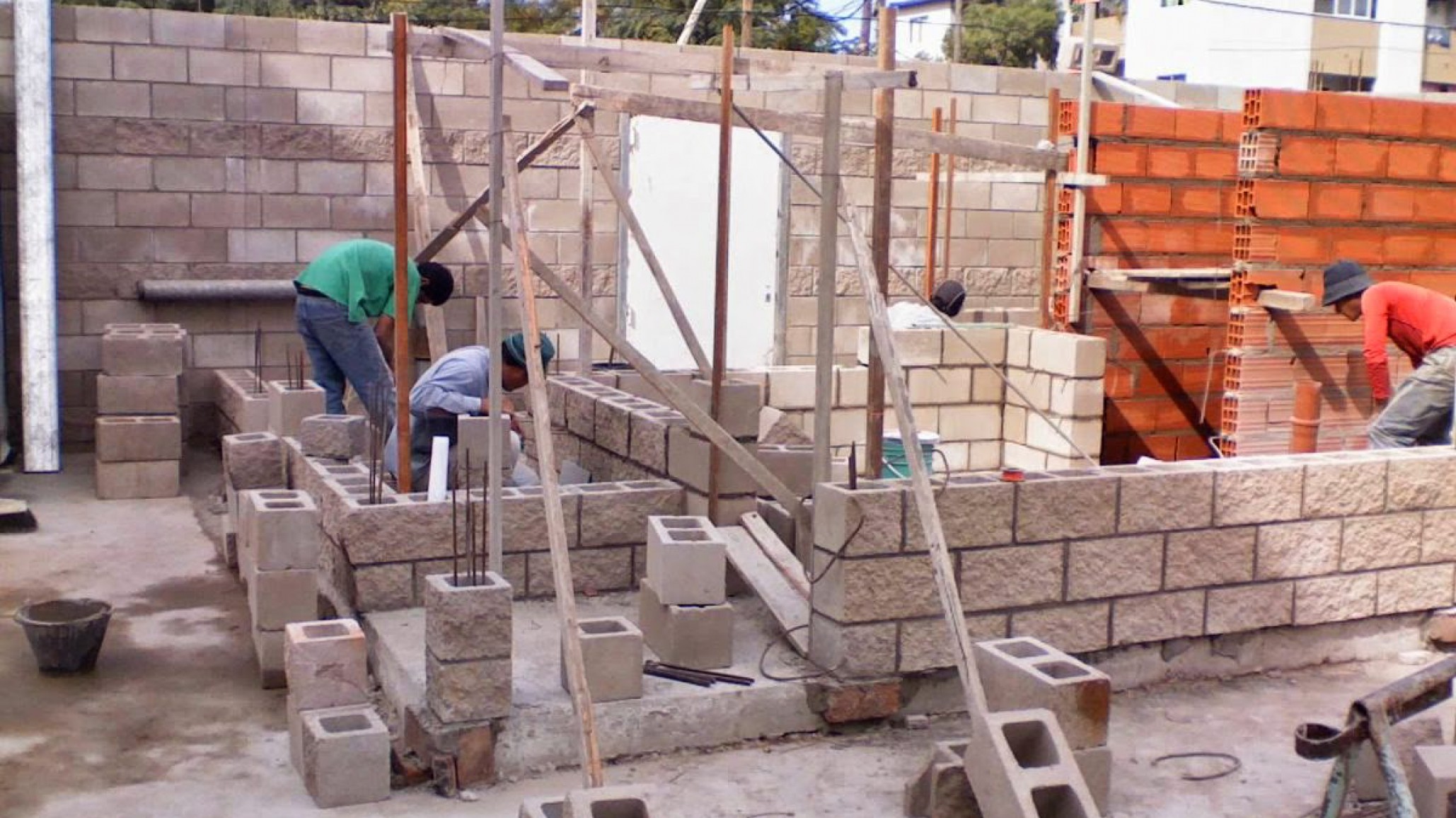 Un albañil perdió el equilibrio en una obra, cayó del andamio y tuvo que ser trasladado al Hospital Regional