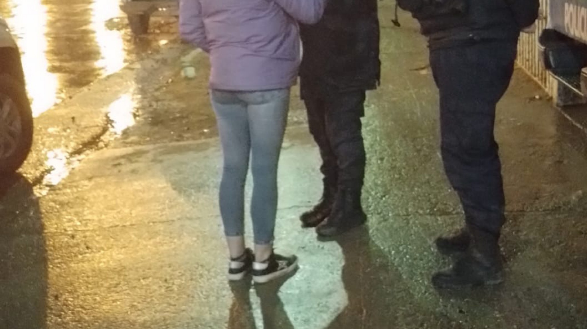 Una mujer quedó detenida cuando caminaba por la vereda de la comisaría