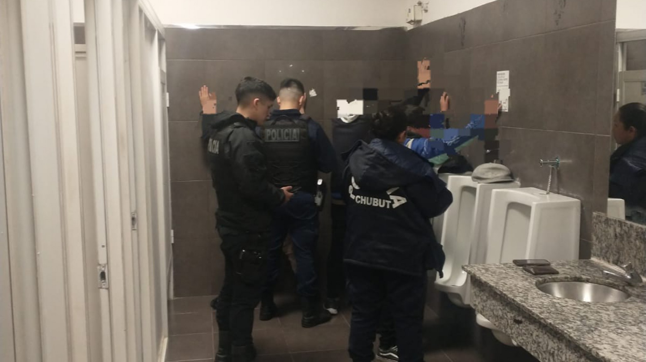 Encontraron tres jóvenes con droga en el baño de la terminal de ómnibus