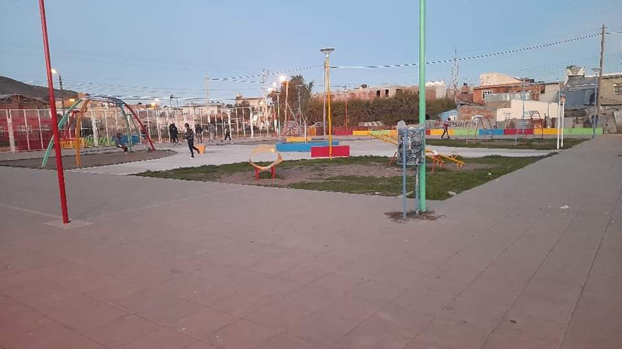 Un hombre salió a caminar por la plaza y terminó detenido