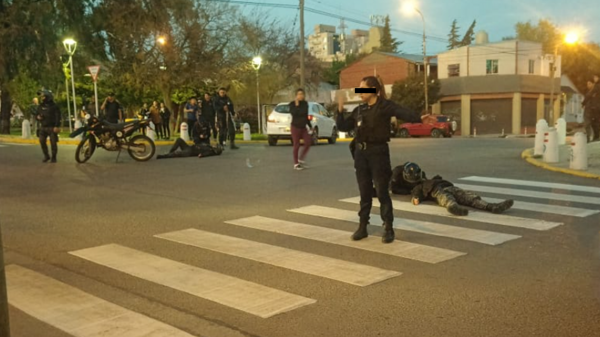 Operativo policial en Comodoro Rivadavia: un policía herido de bala y otro accidentado