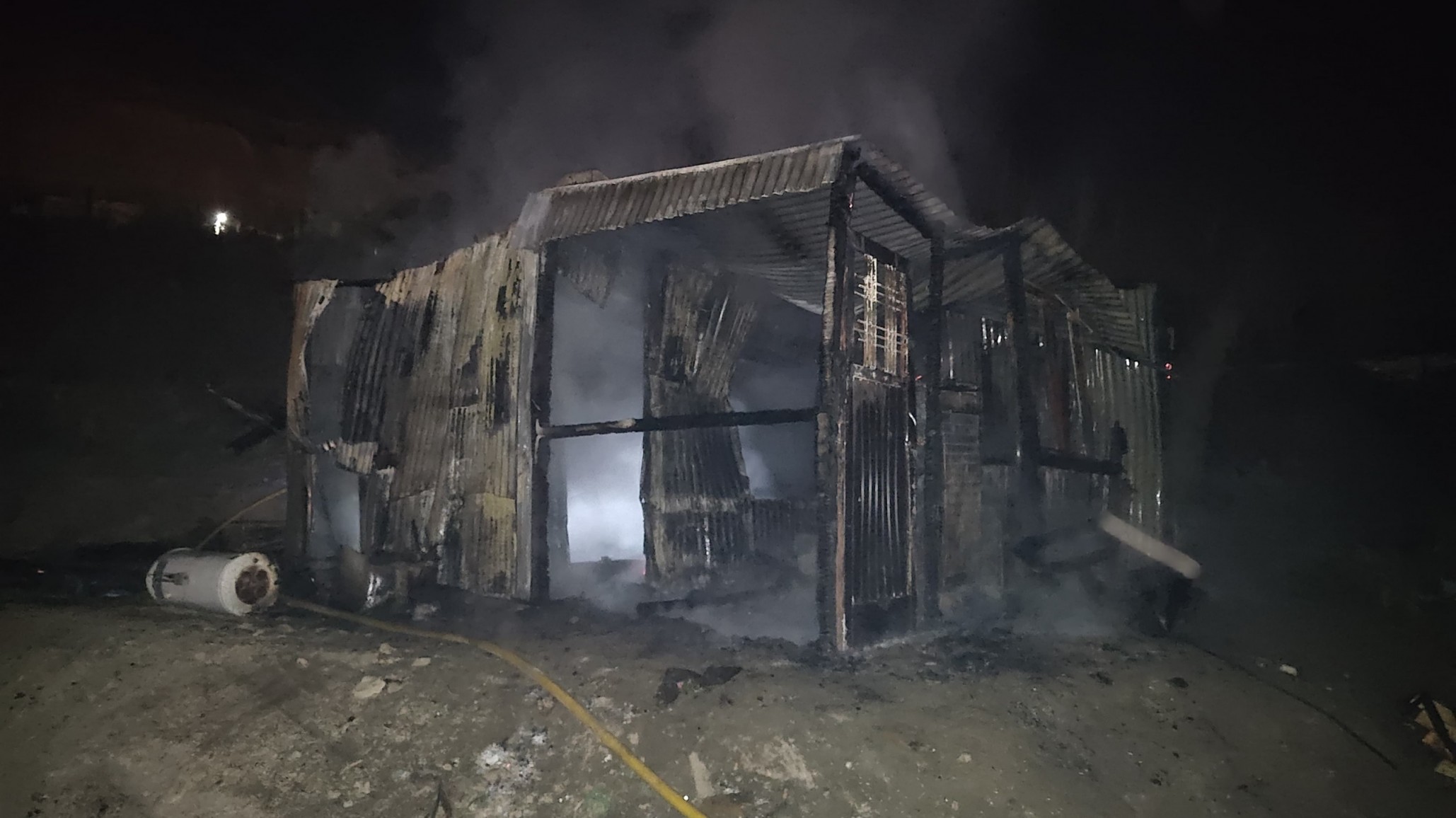 Incendio: vivienda de madera fue consumida por las llamas