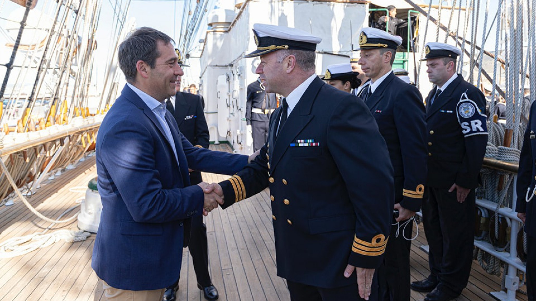 Luque visitó la Fragata Libertad: “un orgullo recibirla por primera vez amarrada a nuestro puerto”