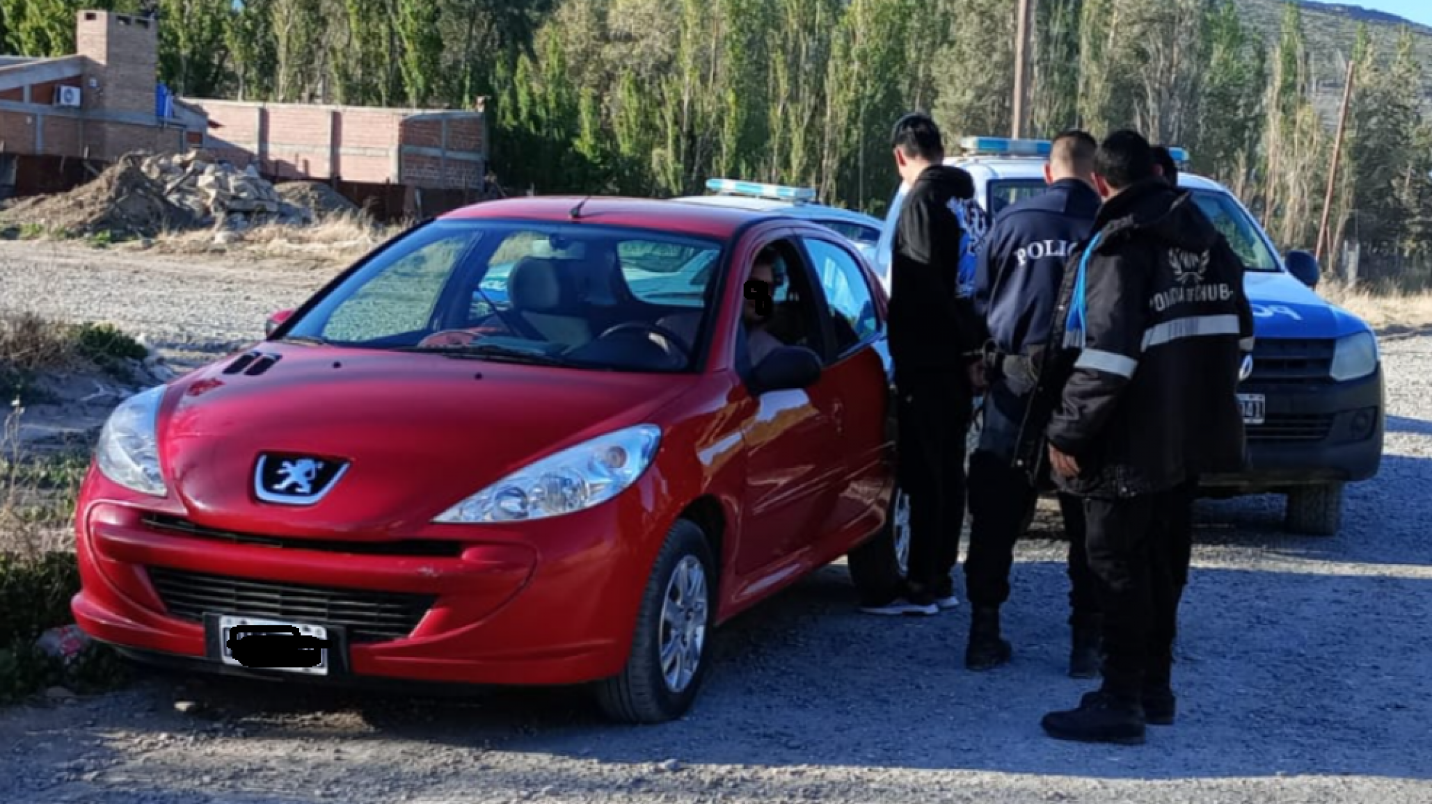Estaba estacionado, lo interceptó la policía y le halló droga en el auto