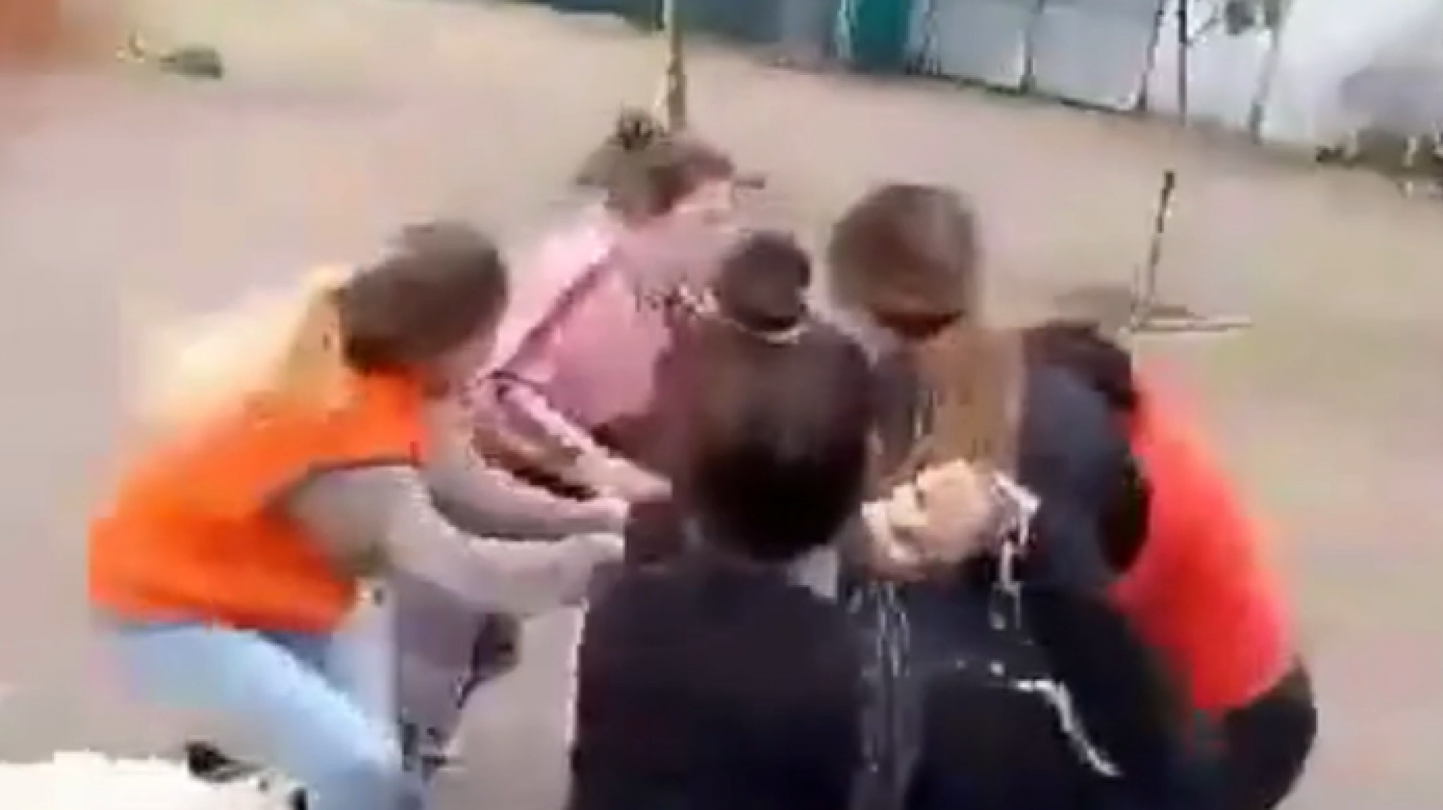 Video: 4 mujeres golpearon brutalmente a otra por disputa de sus hijos que van a la misma escuela