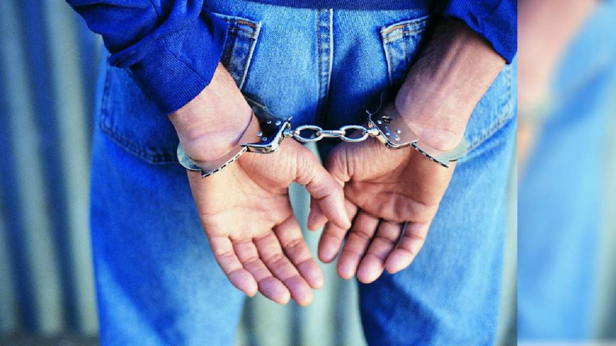 Detuvieron a dos jóvenes en una plaza: uno era buscado por "disparar en la cabeza a otro"