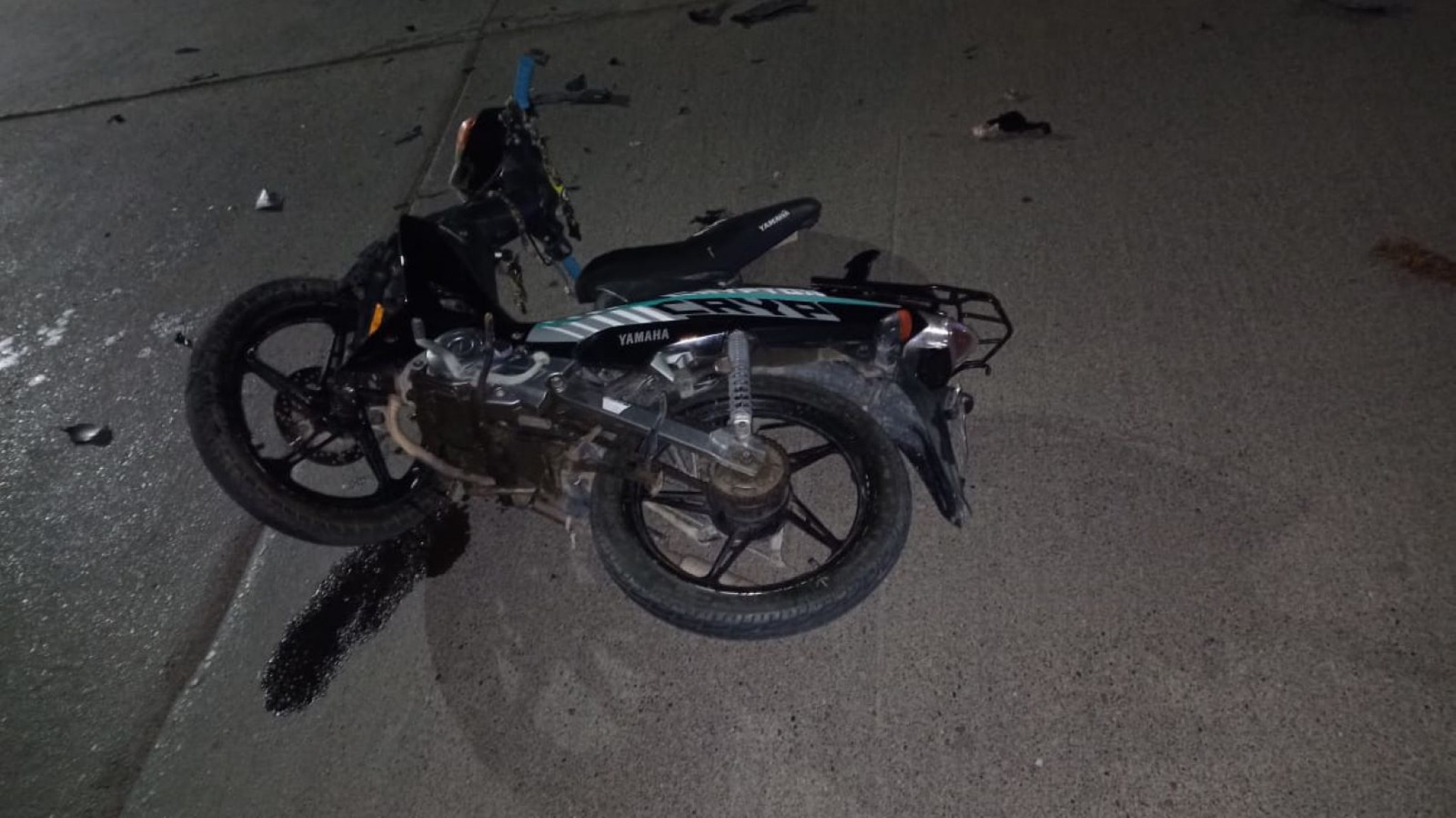 Una conductora salía del estacionamiento con su auto y chocó a un motociclista