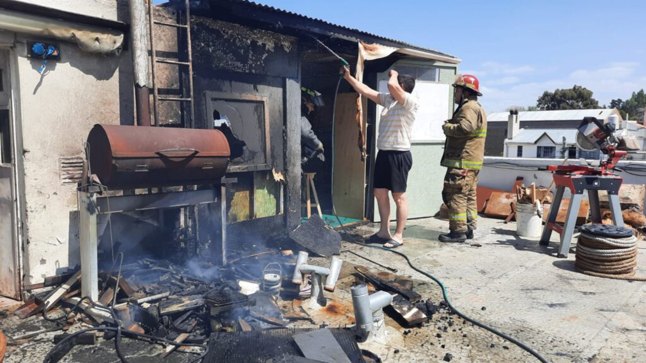 Estaba haciendo un asado y por el viento se le incendió la casa