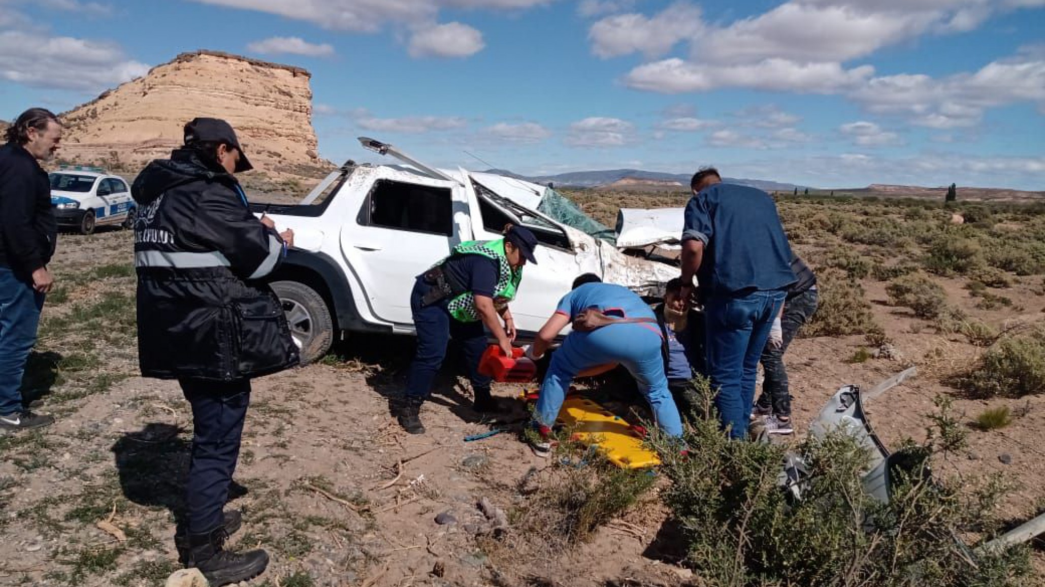 Cuatro integrantes de una familia quedaron heridos tras volcar su camioneta en Ruta 25