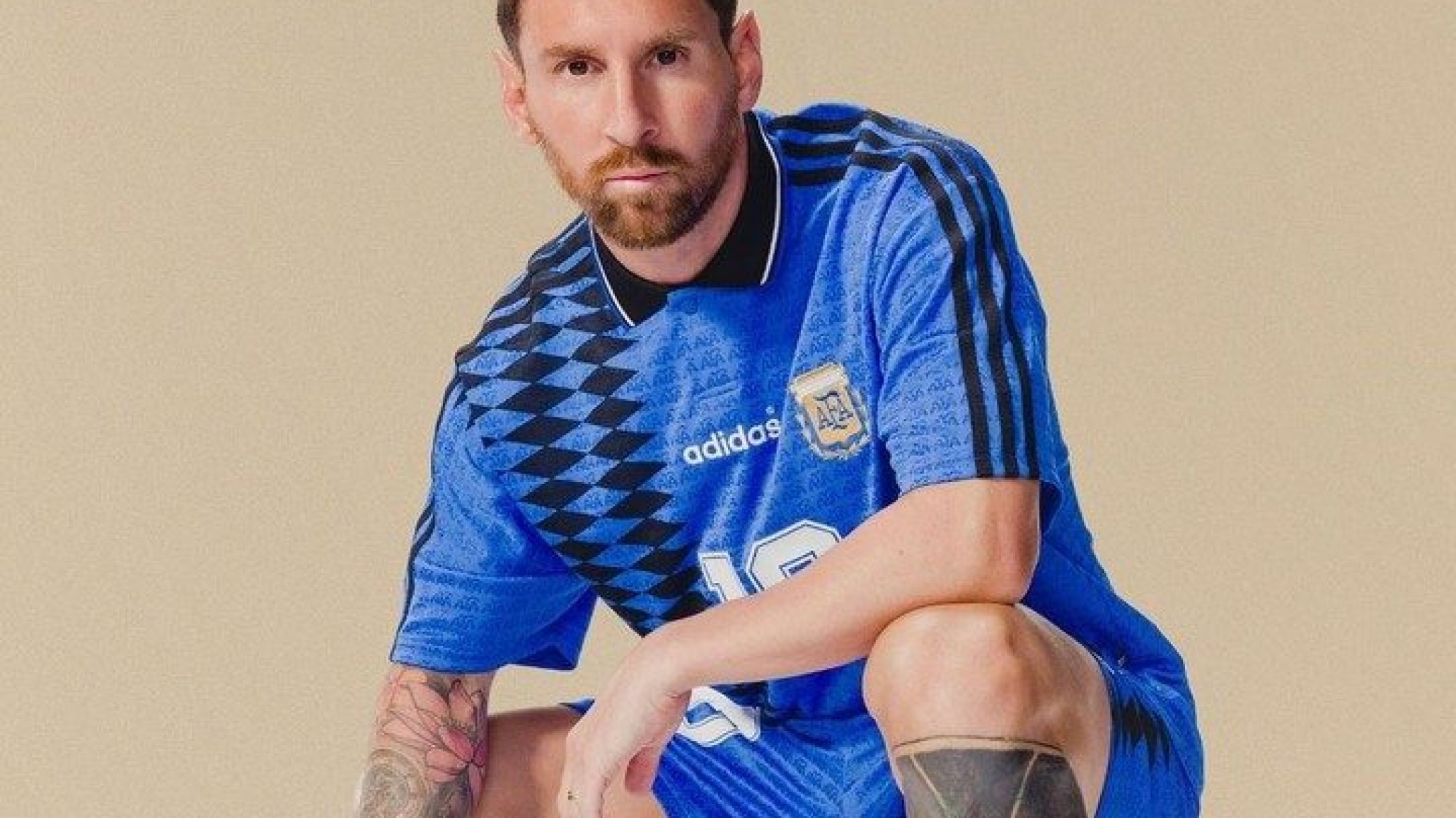 Lionel Messi se lució con un look retro de 1994
