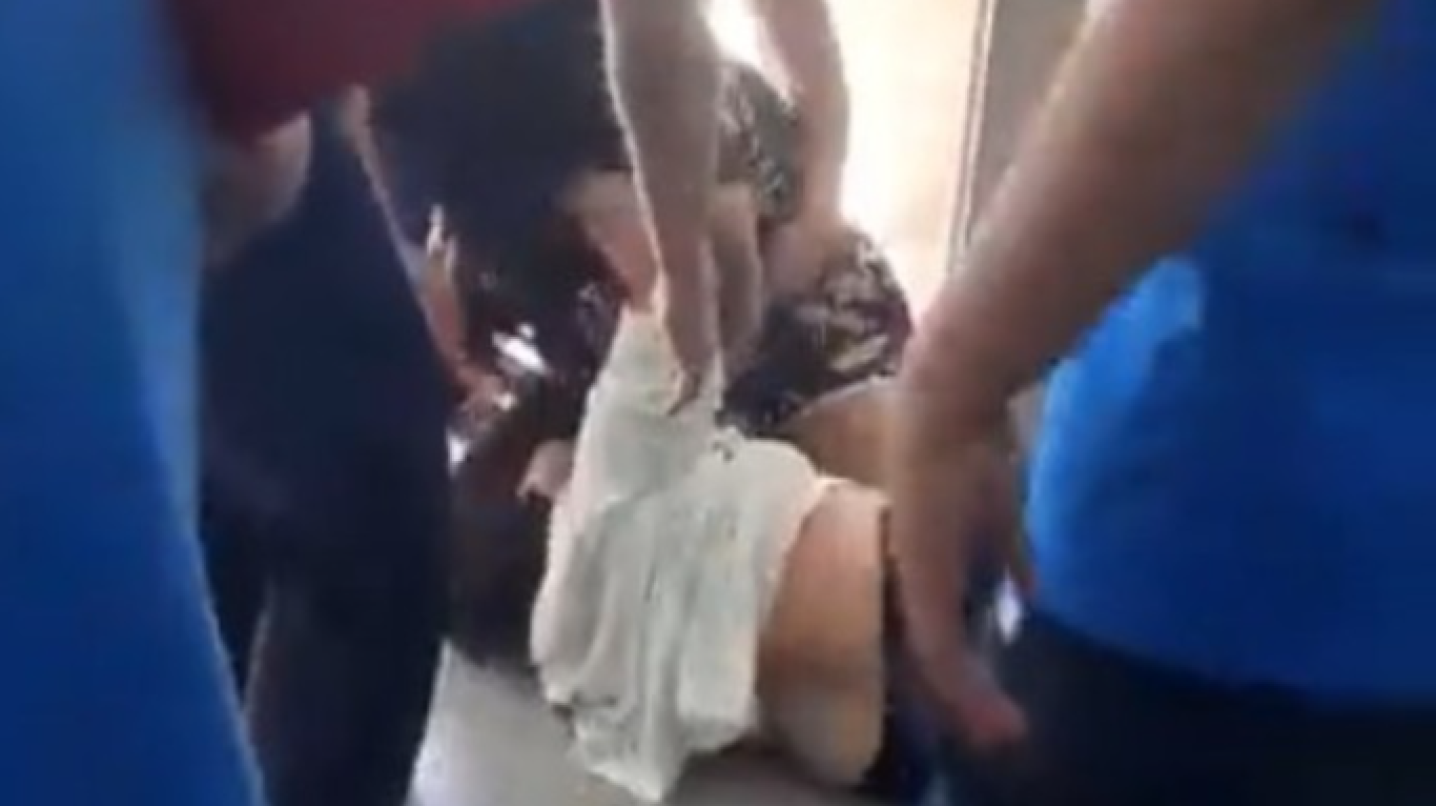 Dos mujeres agredieron y filmaron a una policía afuera del Shoping porque las quiso identificar