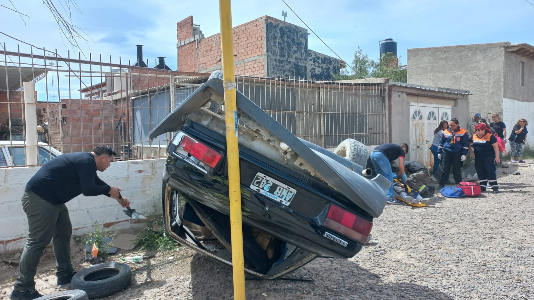 Chocó contra una vivienda, volcó y el test de alcoholemia arrojó 0,12g/l