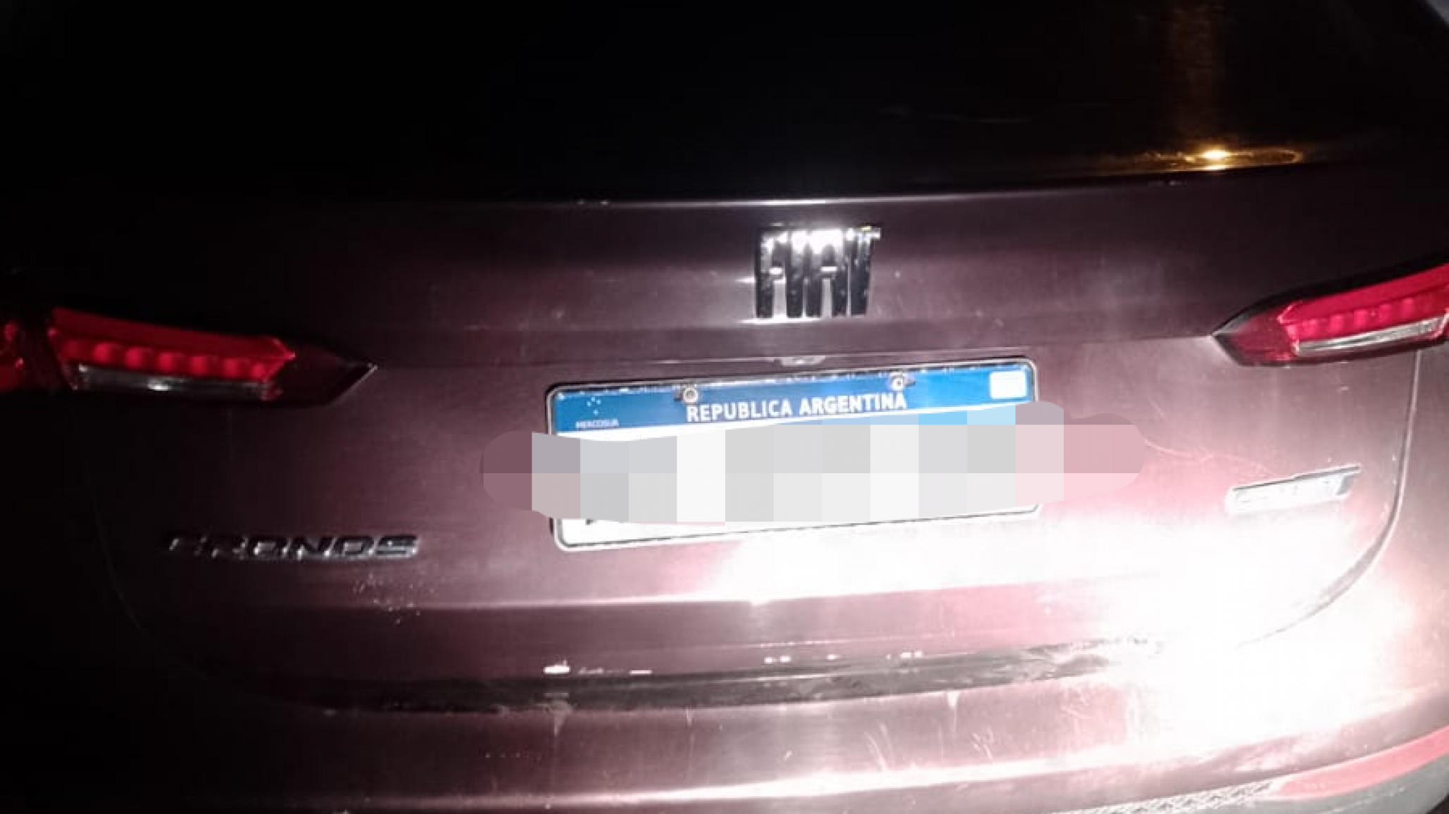 Una mujer le pegó por "ser petrolero" y le robó el auto de la estación de servicio