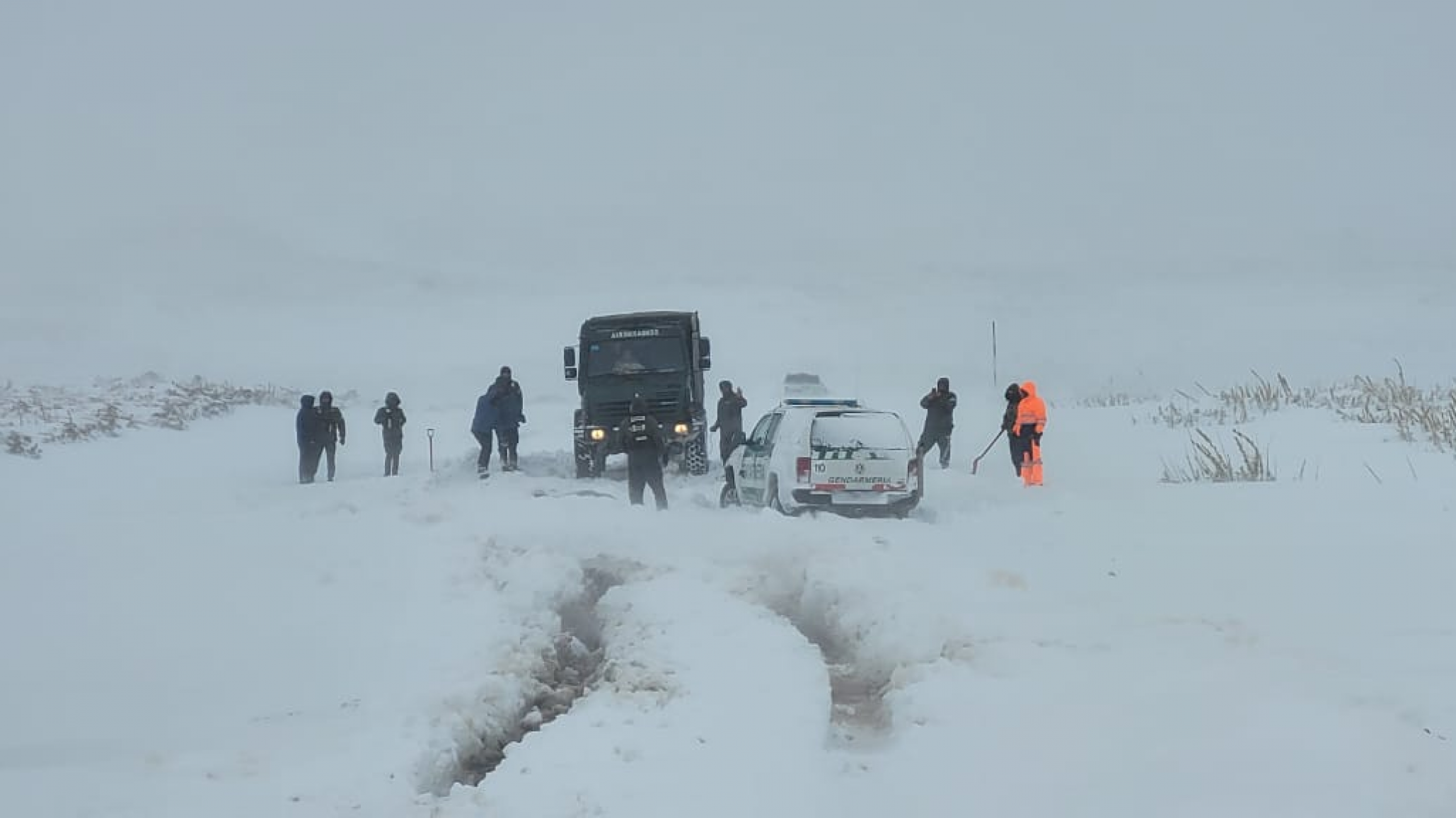 Personas atrapadas por la nieve y el viento fueron rescatadas
